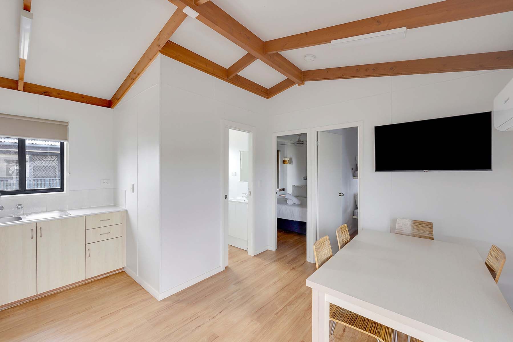 Bermagui Standard Cabin - Sleeps 6 - Kitchen-Dinin