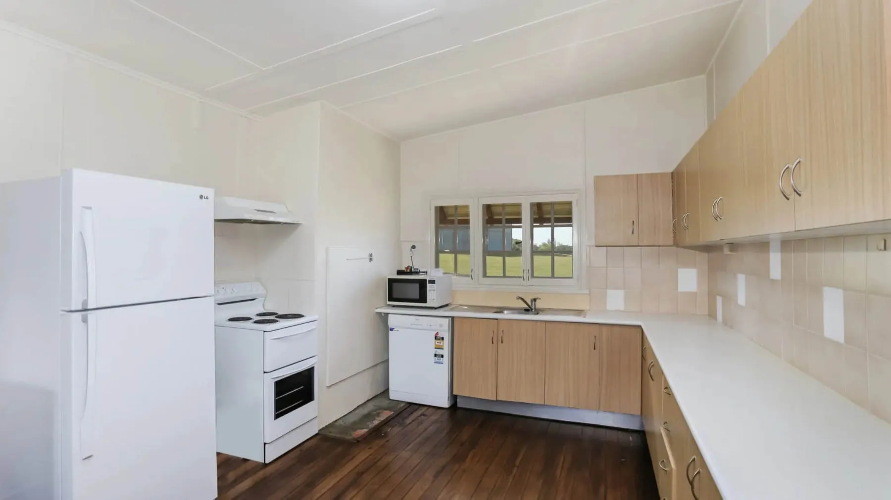 Yamba Lighthouse Cottages - Kitchen