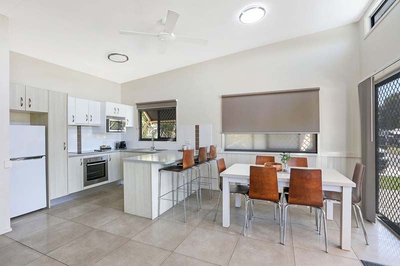 Urunga - Superior Cabin - Sleeps 5 - Dining & Kitc