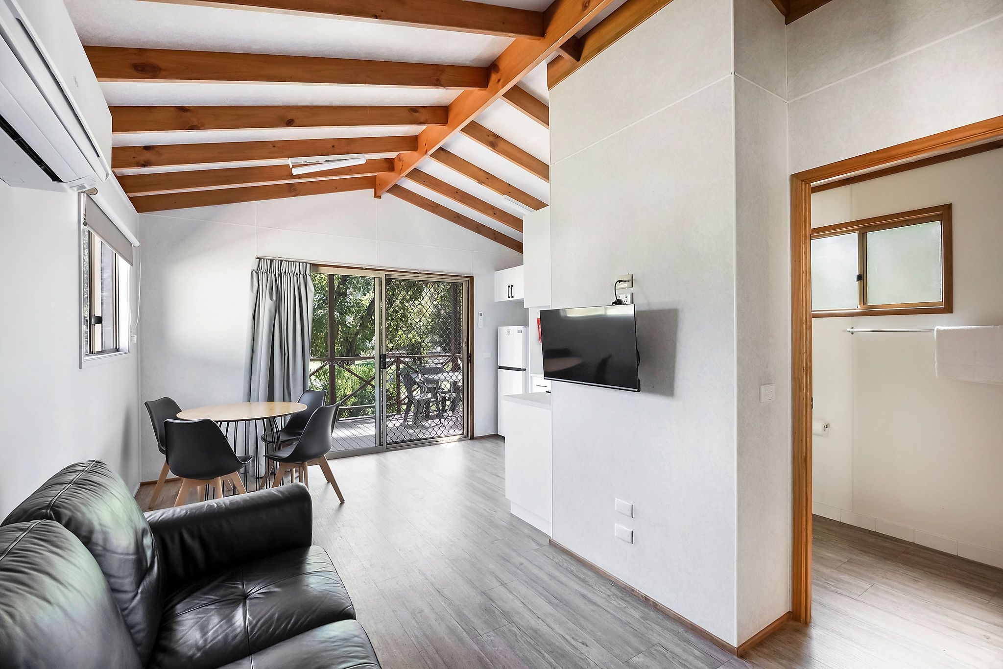 Tumut Deluxe Cabin - Sleeps 4 - Lifestyle - Lounge