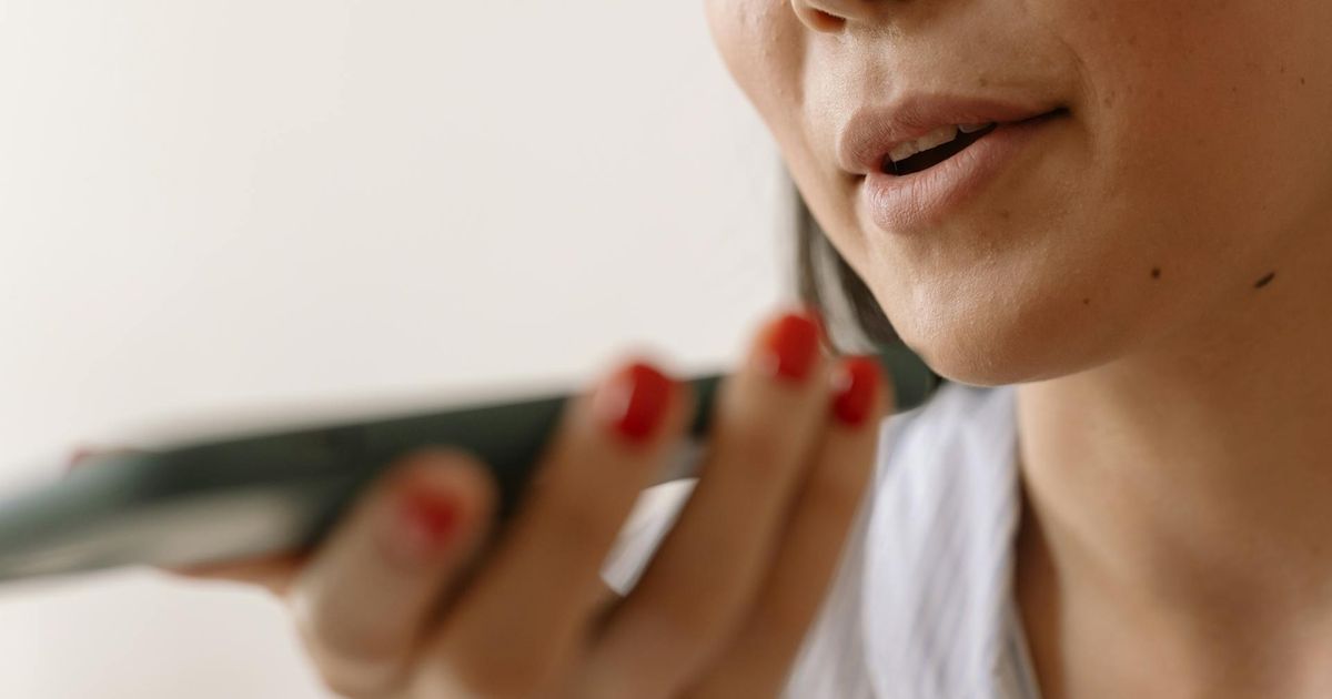 person talking to an ai call answering service instead of leaving voicemail.