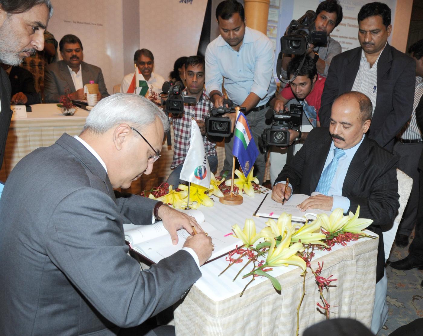 The Chairman, Jawaharlal Nehru Port Trust, Shri N.N. Kumar and the Sr. Vice President & MD. Sub Continent, D.P. World, Shri Anil Singh signing a concession agreement between Jawaharlal Nehru Port