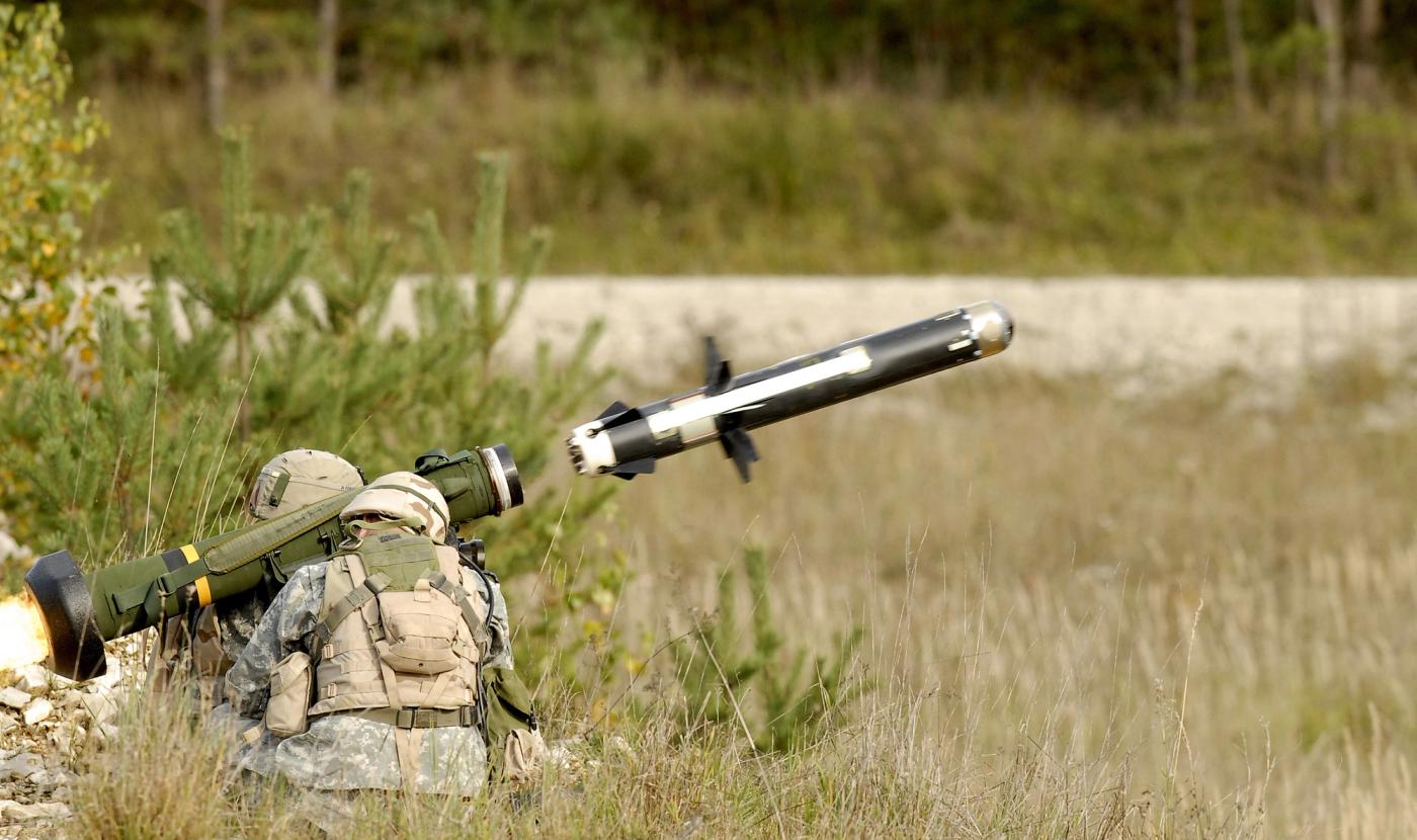 A soldier launches a FGM-148 Javelin anti-tank missile Weight (missile and CLU): 49.5 lbs Length overall: 3 ft 6 in Range: In excess of 2500m Crew: 2 Manufacturer: A joint venture between Raytheon (Tu