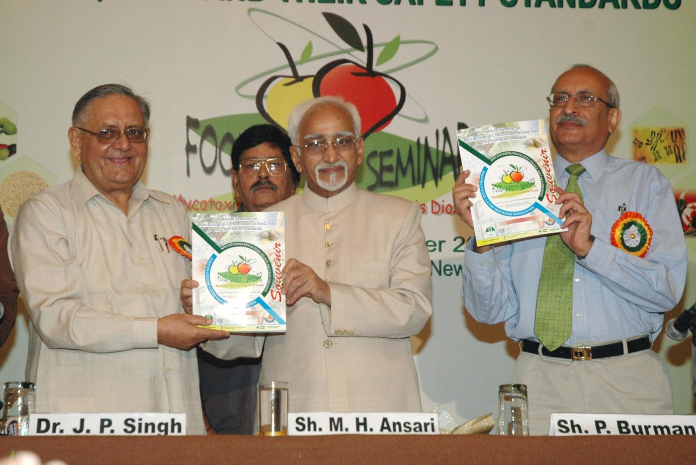 The Vice President, Shri Mohd. Hamid Ansari releasing a book titled “Food Safety Seminar” at the inauguration of the ‘National Seminar on Non-Biological Contaminants in Food, Feed and Their Safety Sta
