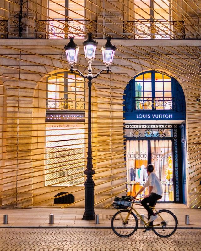 Street photography, vélo, paris, Louis Vuitton
