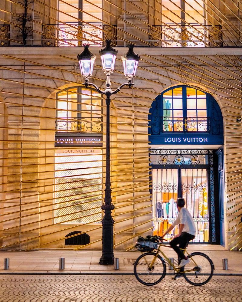 Street photography, vélo, paris, Louis Vuitton