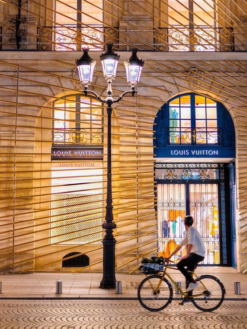 Street photography, vélo, paris, Louis Vuitton