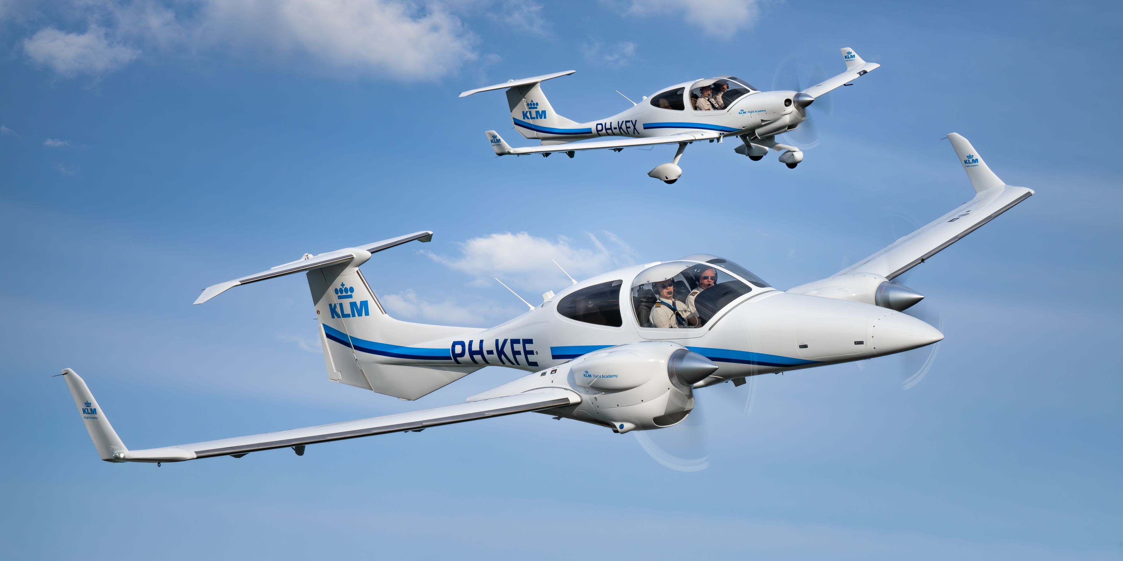 KFA studenten in KFA vliegtuigen