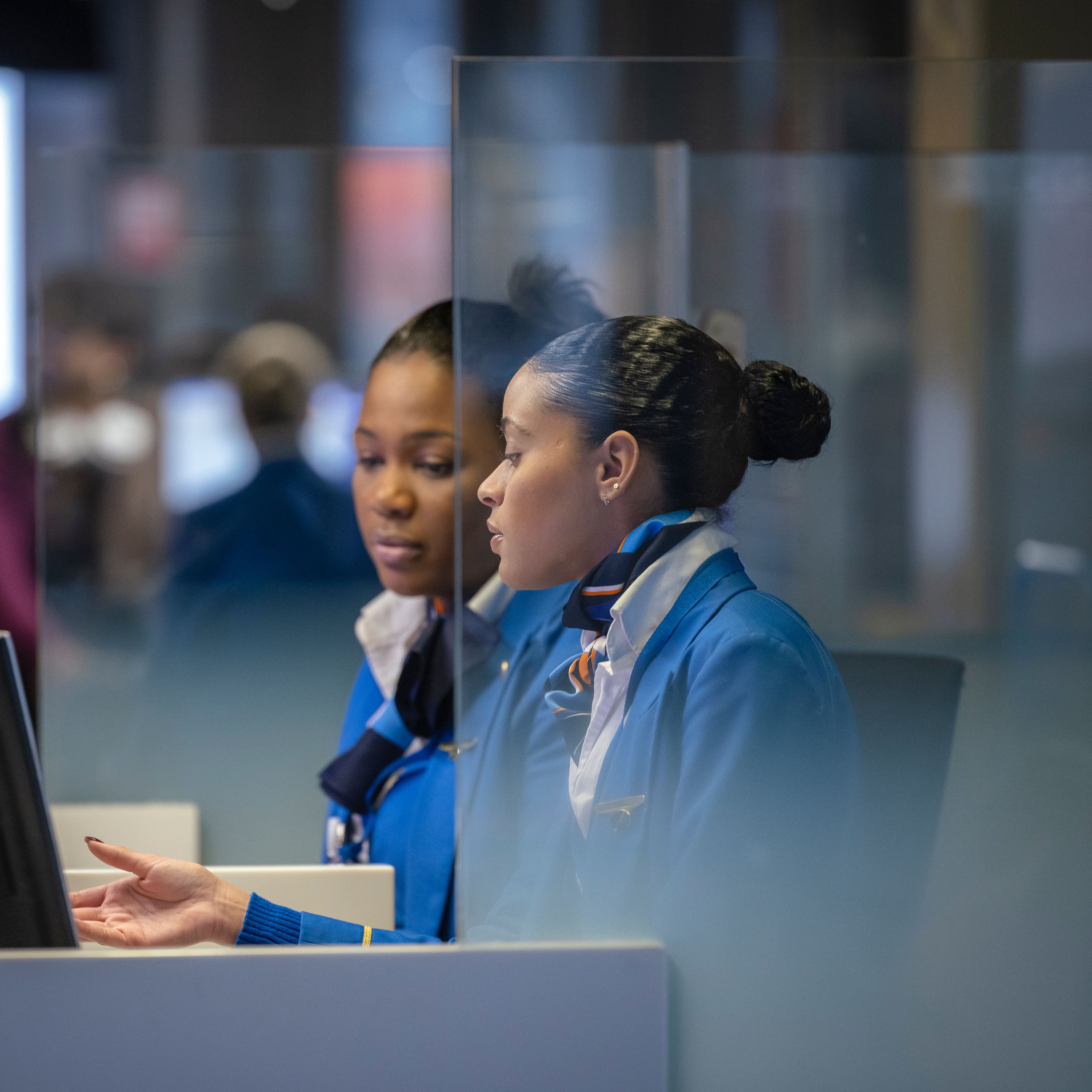 Twee serviceagenten aan het werk, ze zijn iets aan het bespreken.