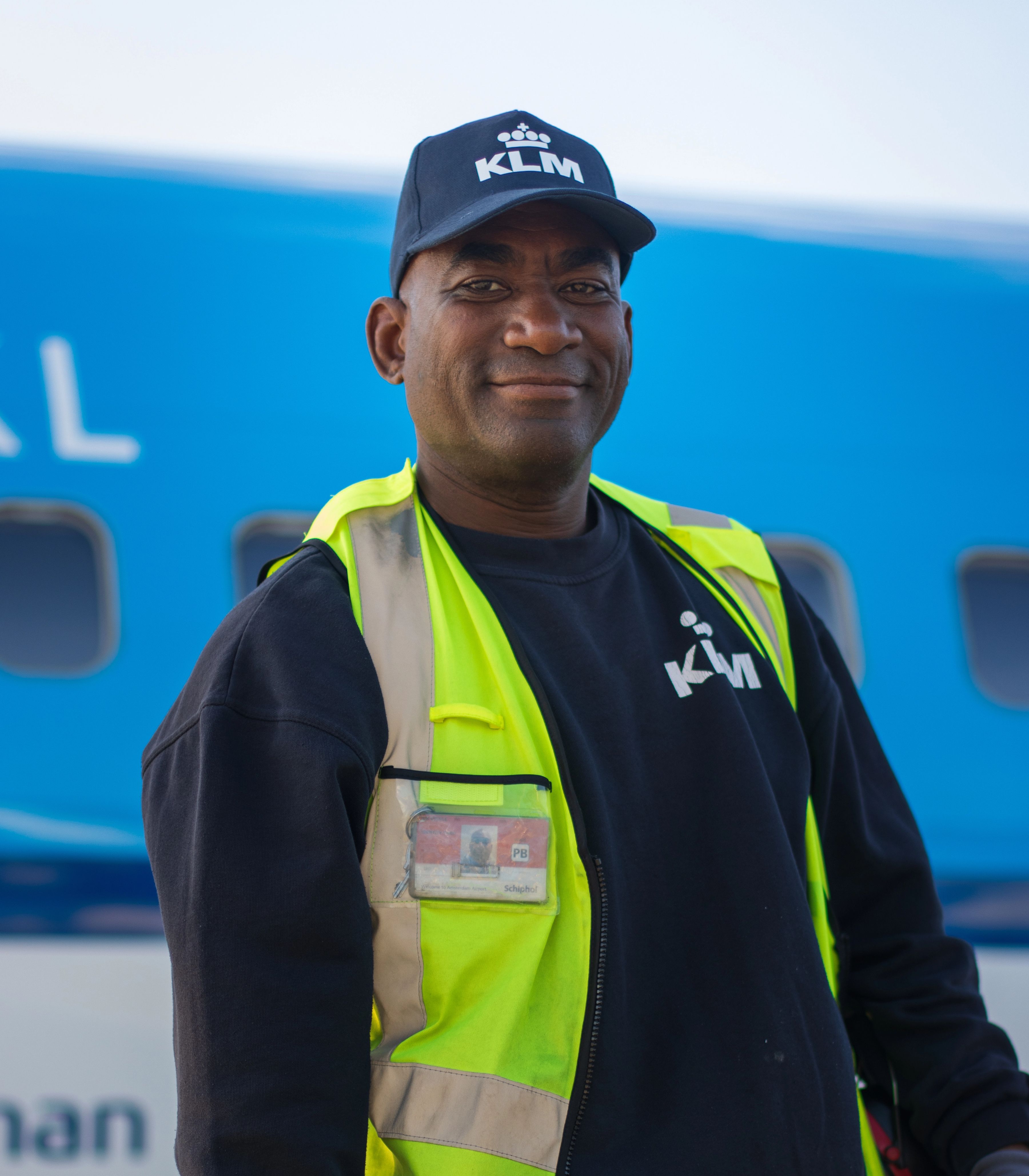 Lid van het grondpersoneel poseert voor een Boeing.