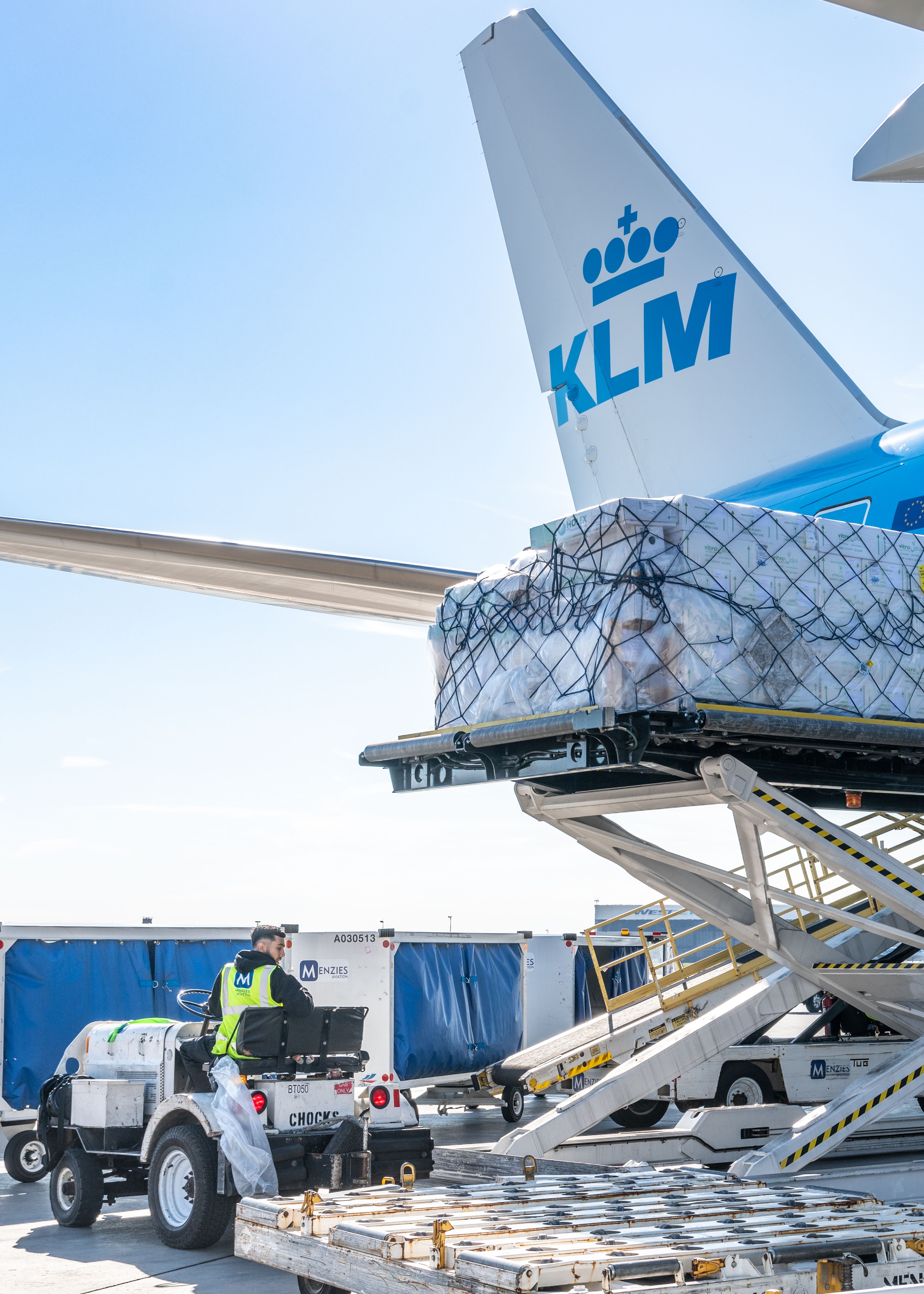 Vracht dat wordt geladen in een vliegtuig