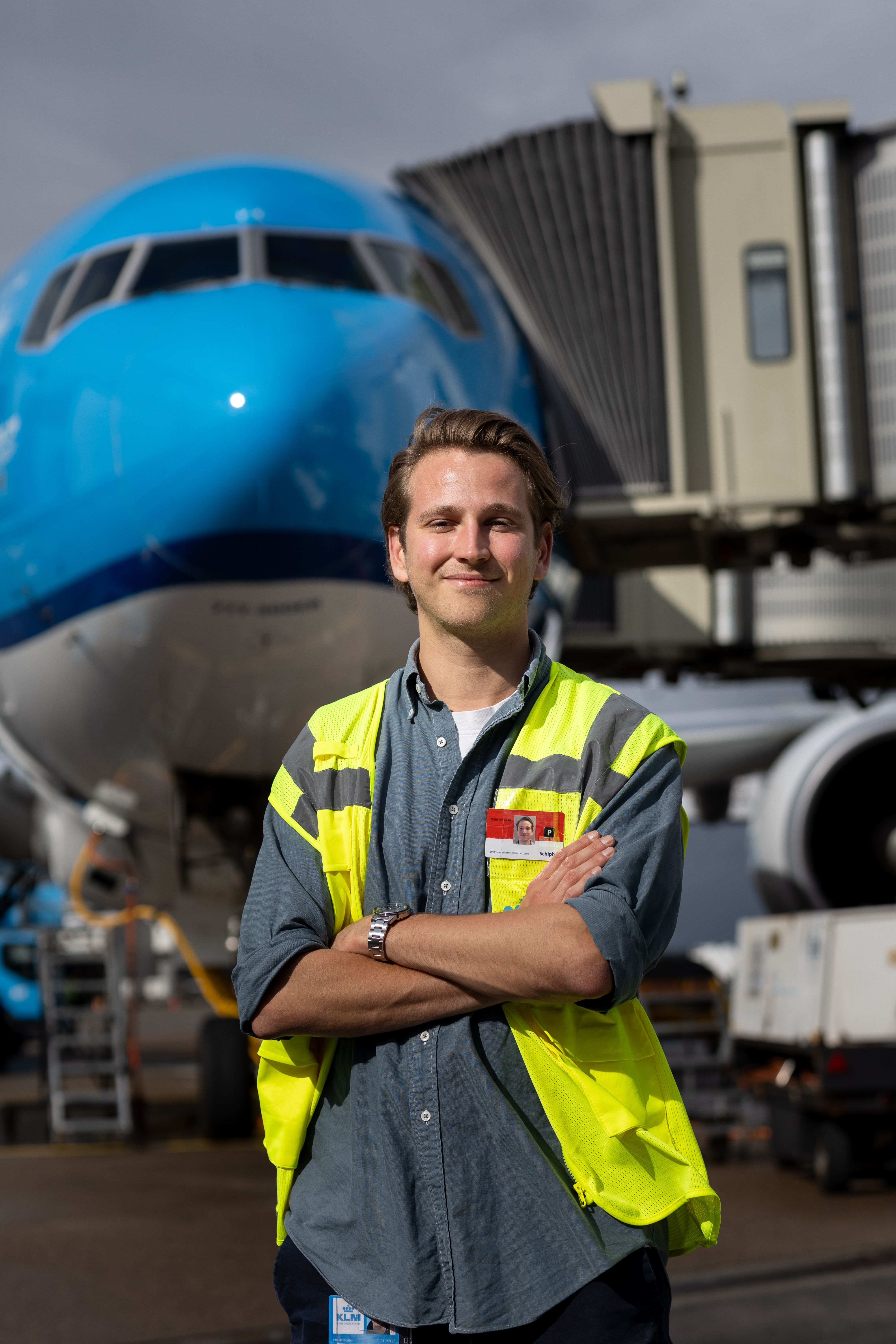 KLM colleague in front of the nose of an aircraft