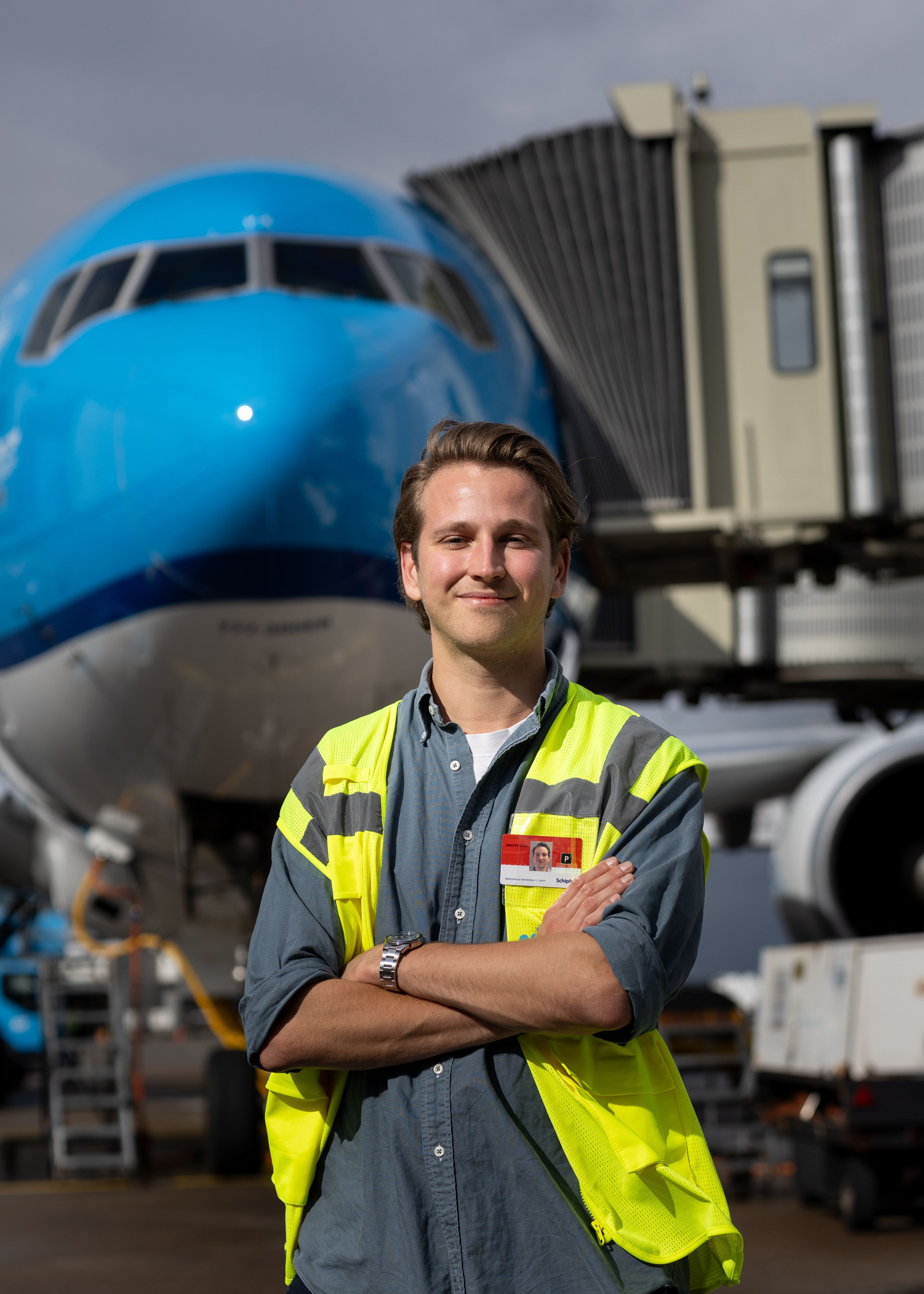 KLM colleague in front of the nose of an aircraft