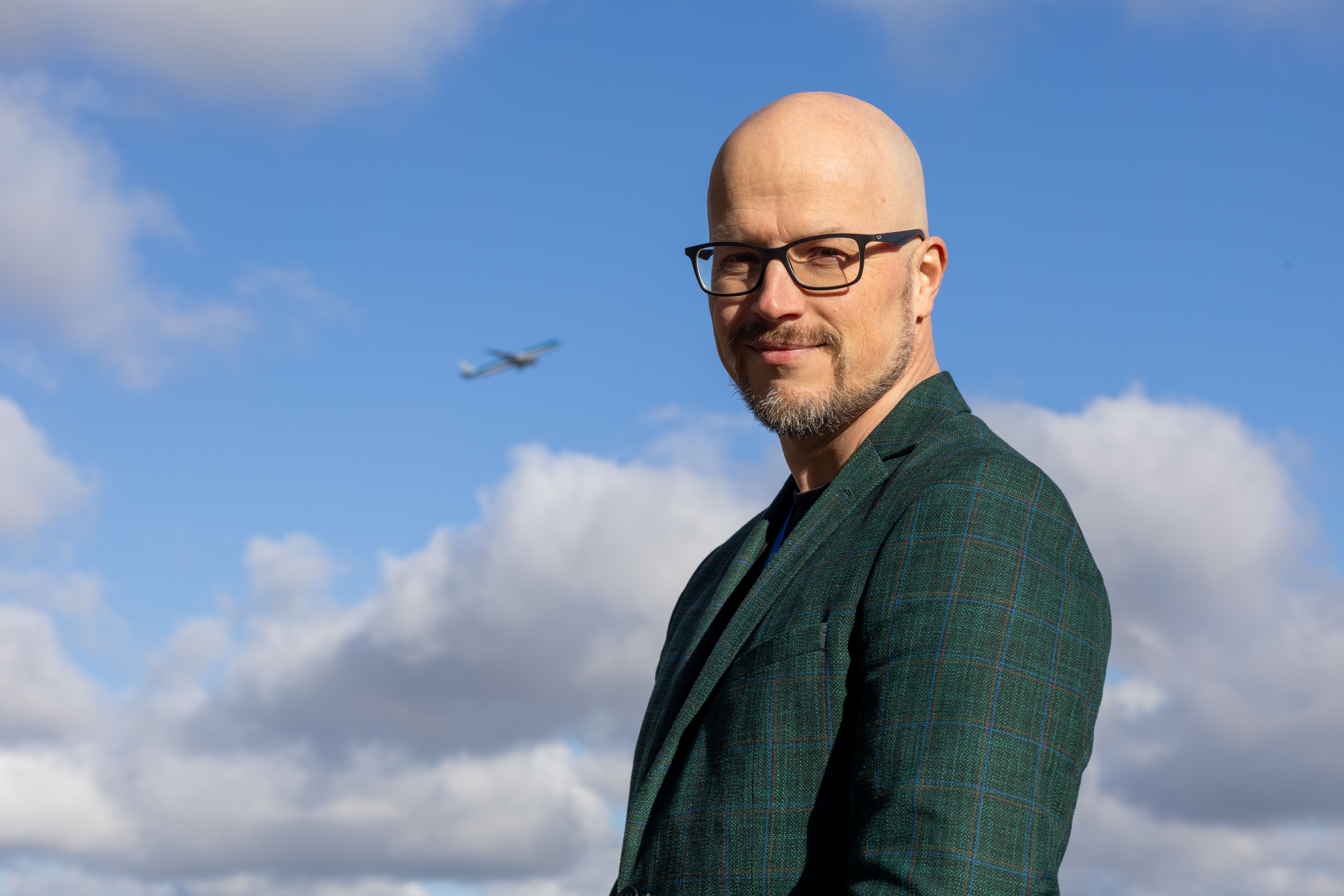 KLM piloot poseert buiten