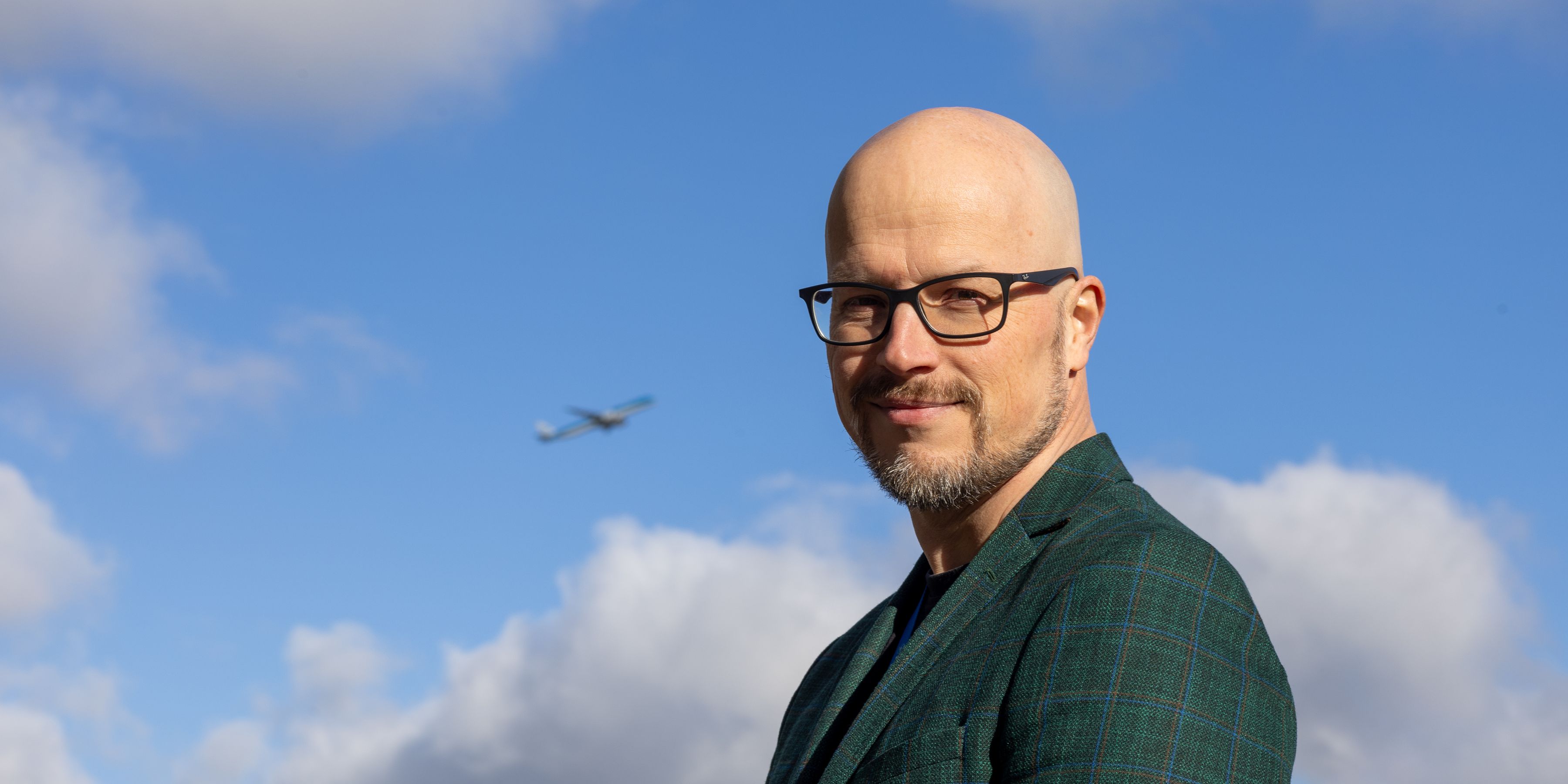 KLM piloot poseert buiten