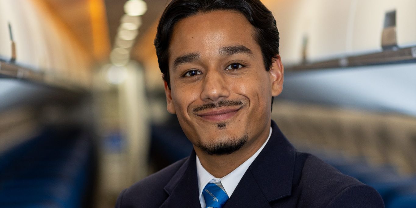 KLM Cityhopper cabin attendant staand in het midden van het vliegtuig