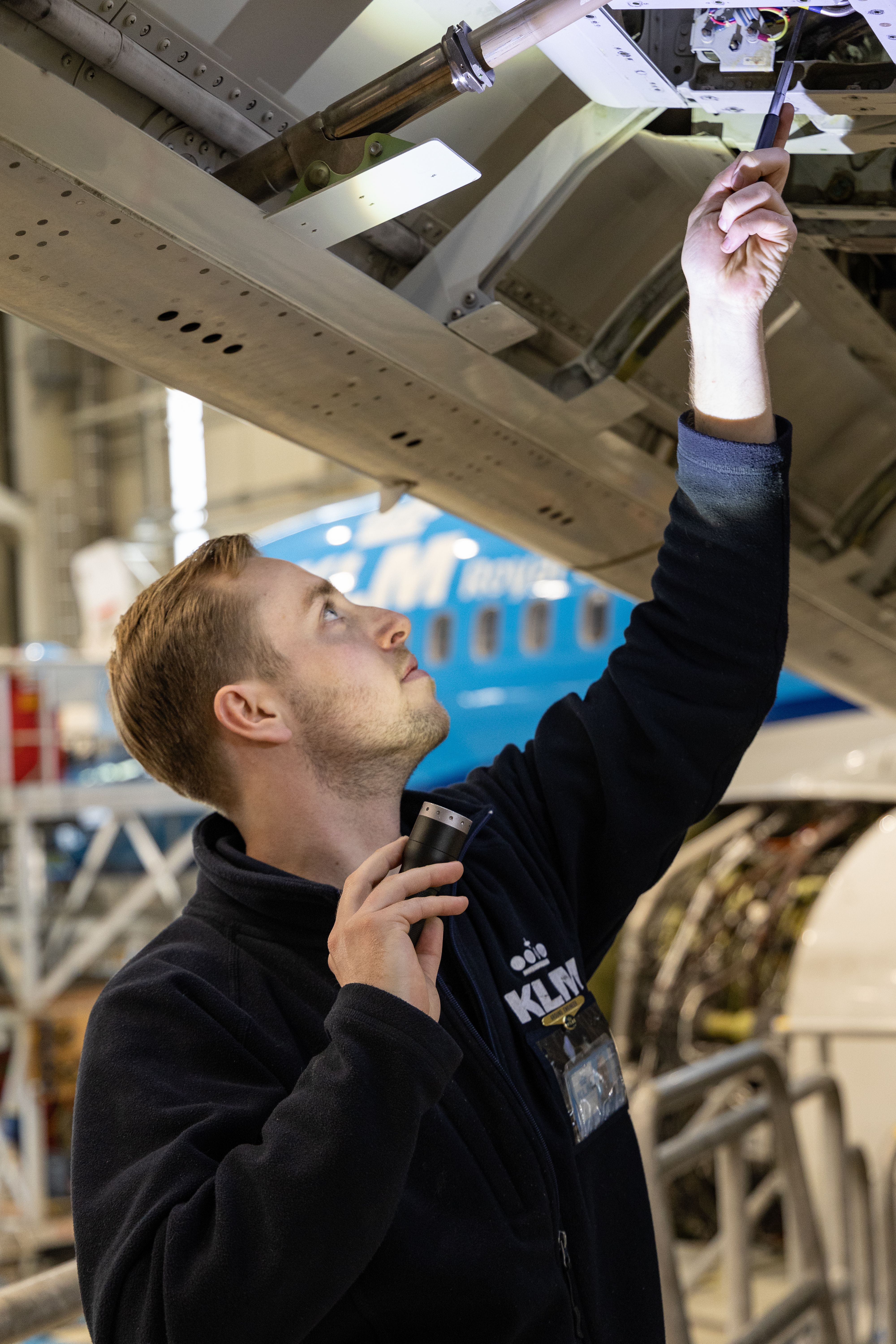 Ground engineer inspecteert vliegtuig