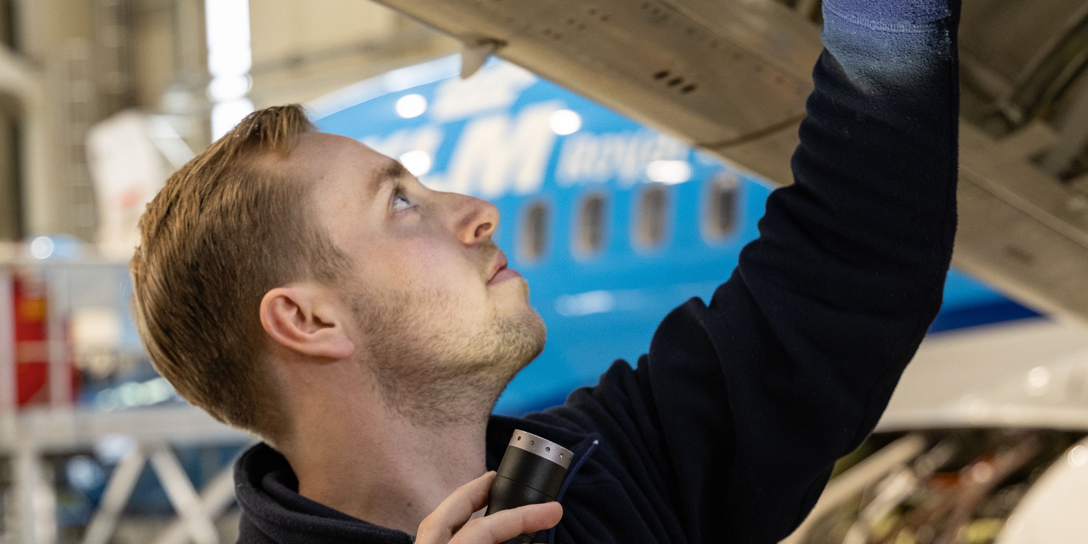 Ground engineer inspecteert vliegtuig