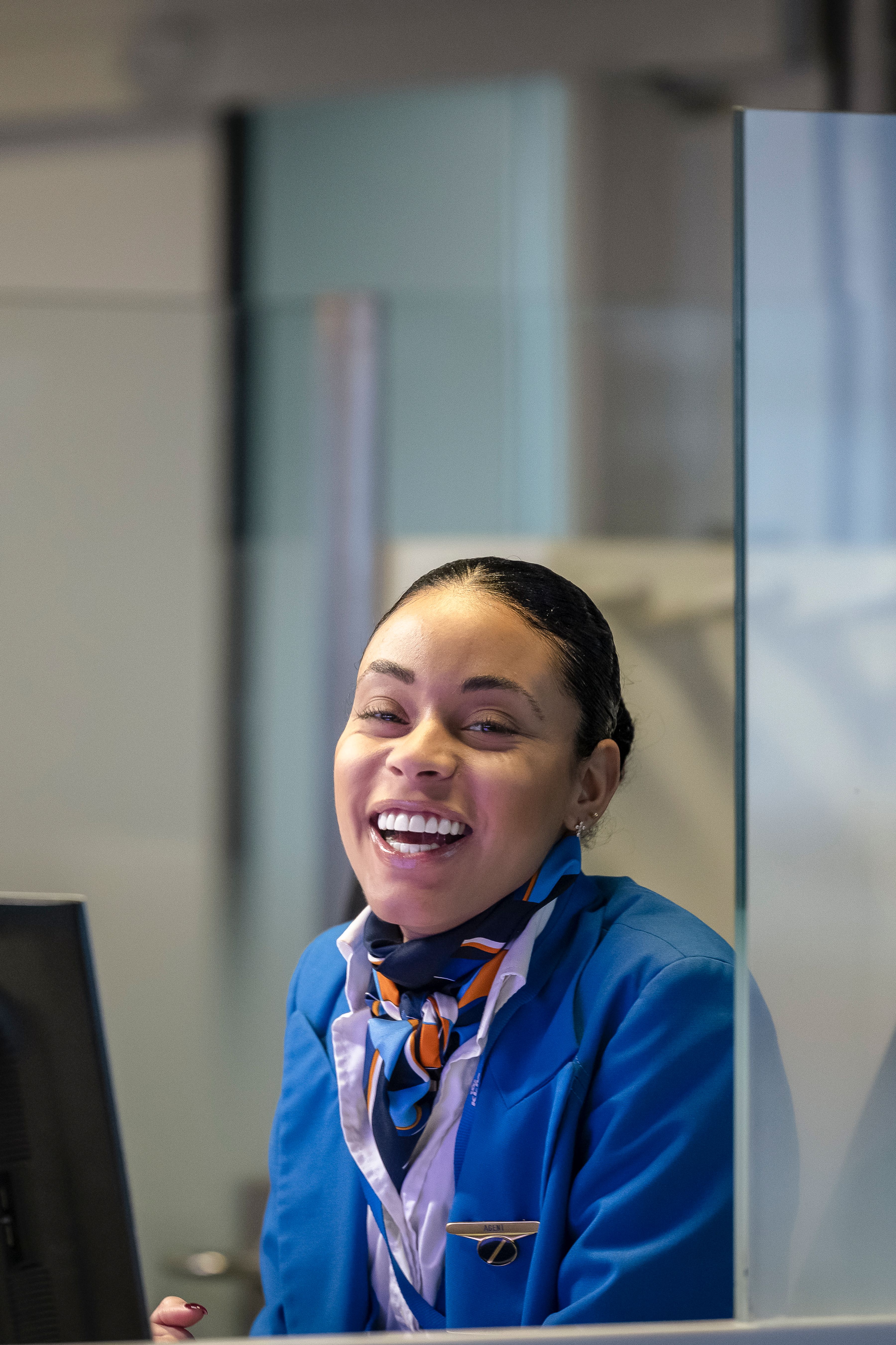 Ground stewardess behind a pc screen