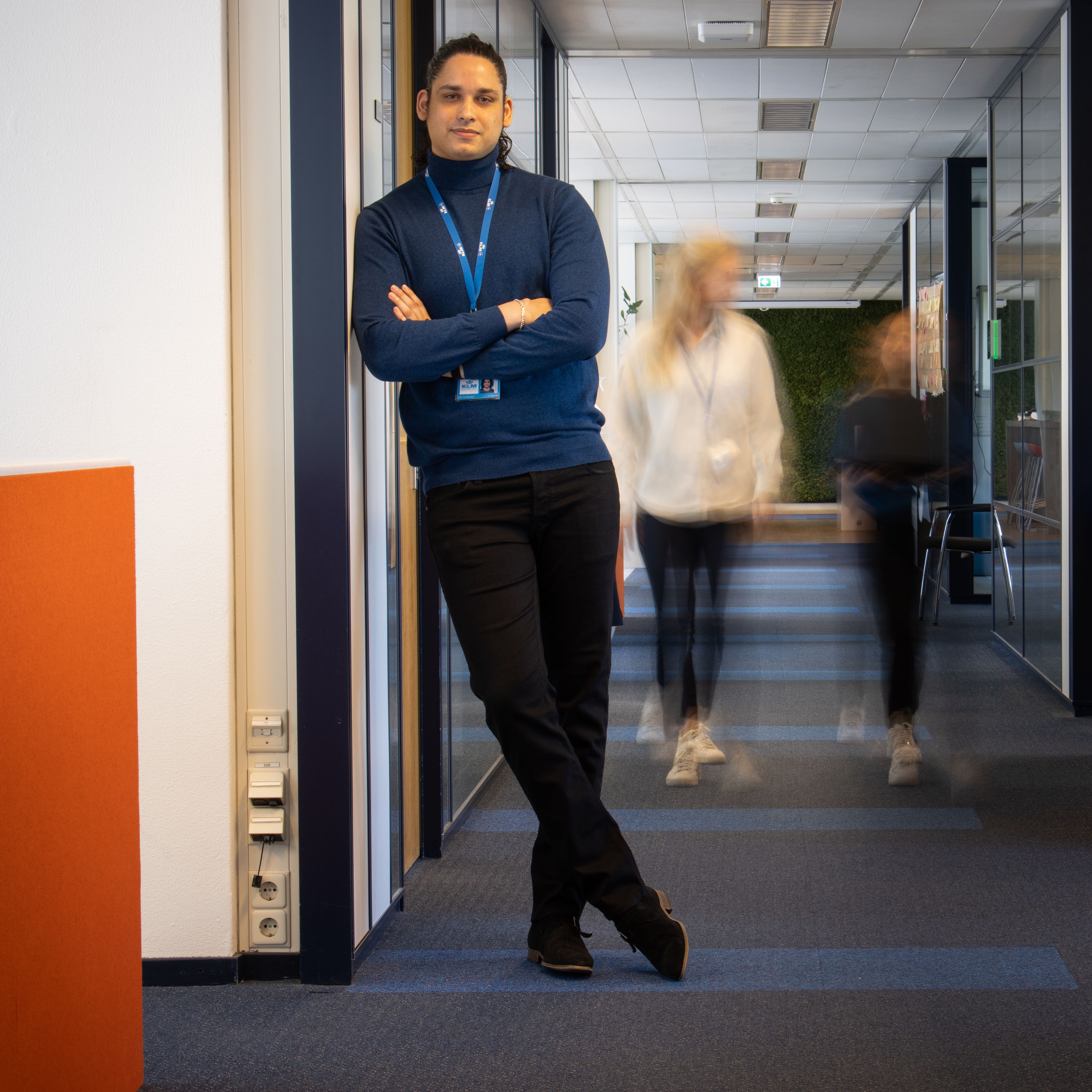 Man poseert in de hal van de financiële afdeling op het KLM-hoofdkantoor.