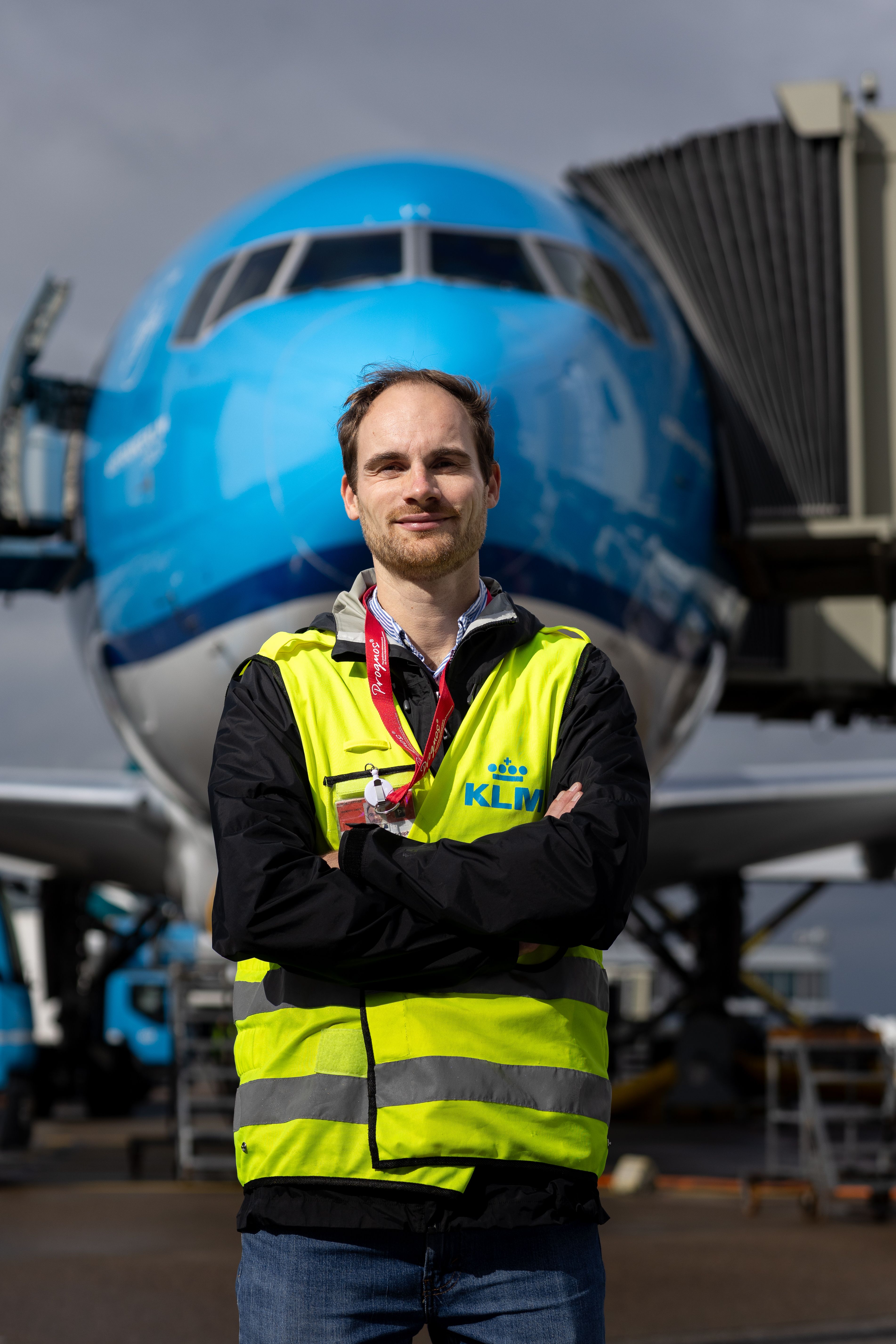KLM collega voor de neus van een vliegtuig