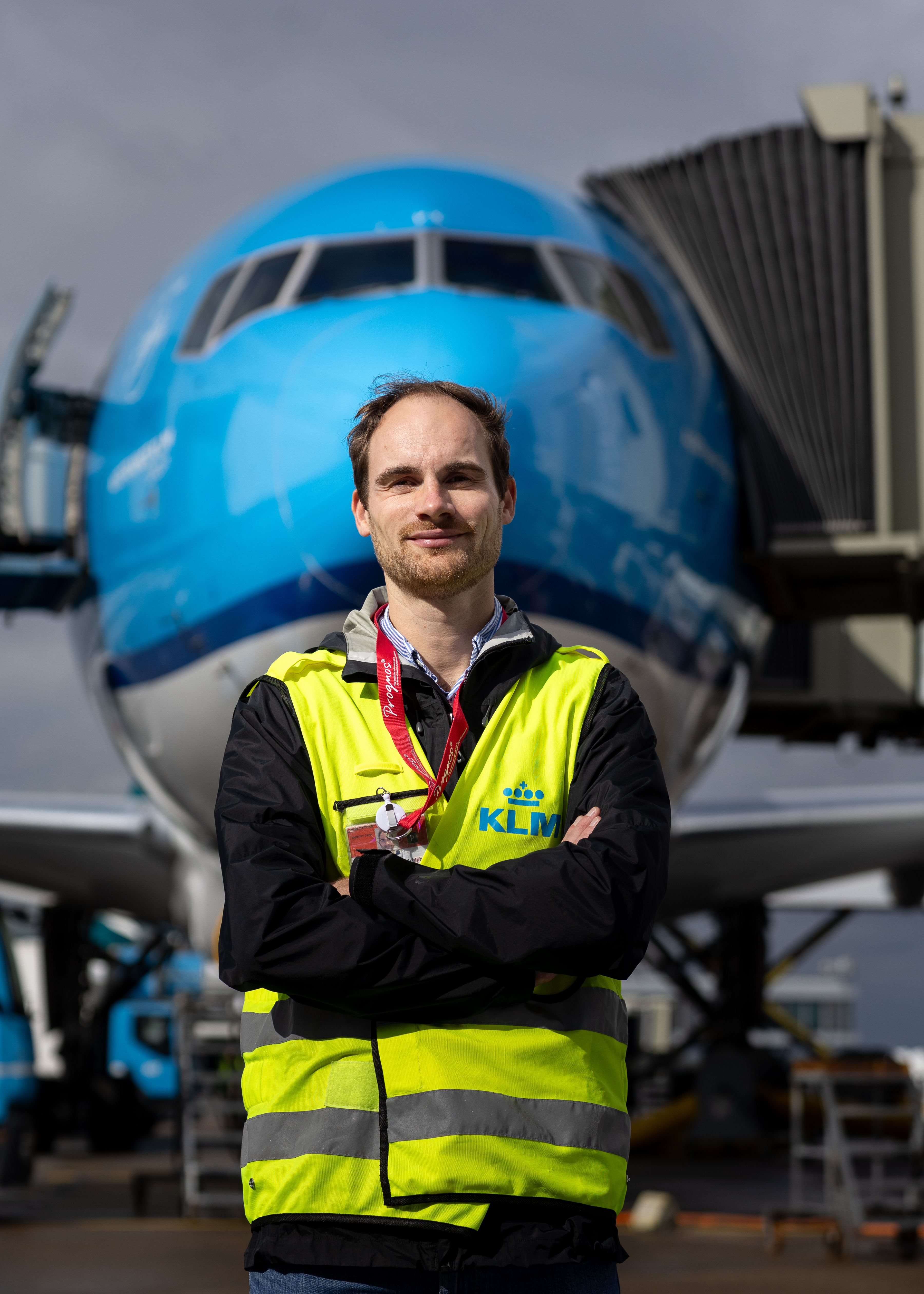 KLM collega voor de neus van een vliegtuig