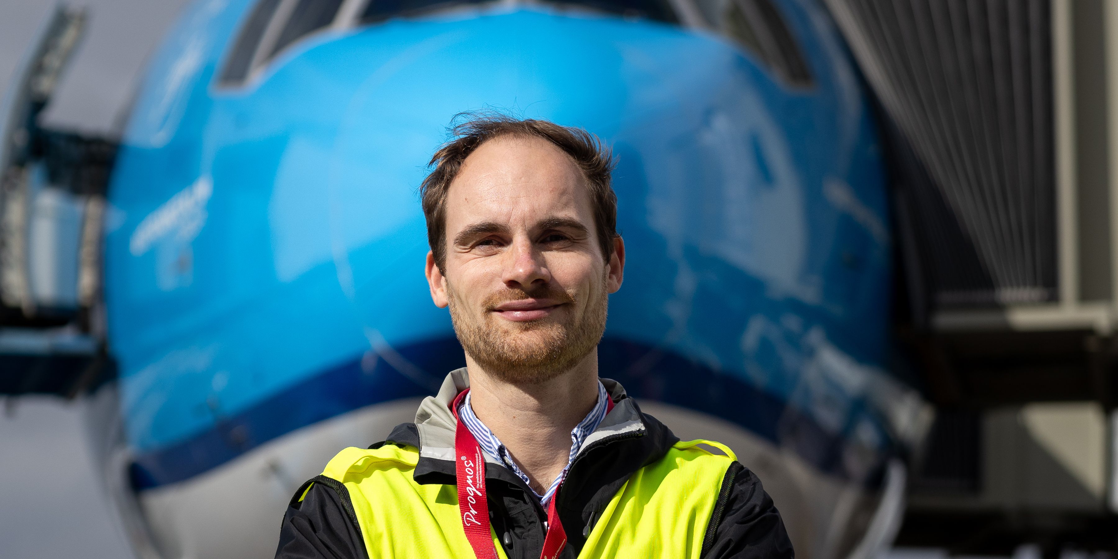 KLM collega voor de neus van een vliegtuig