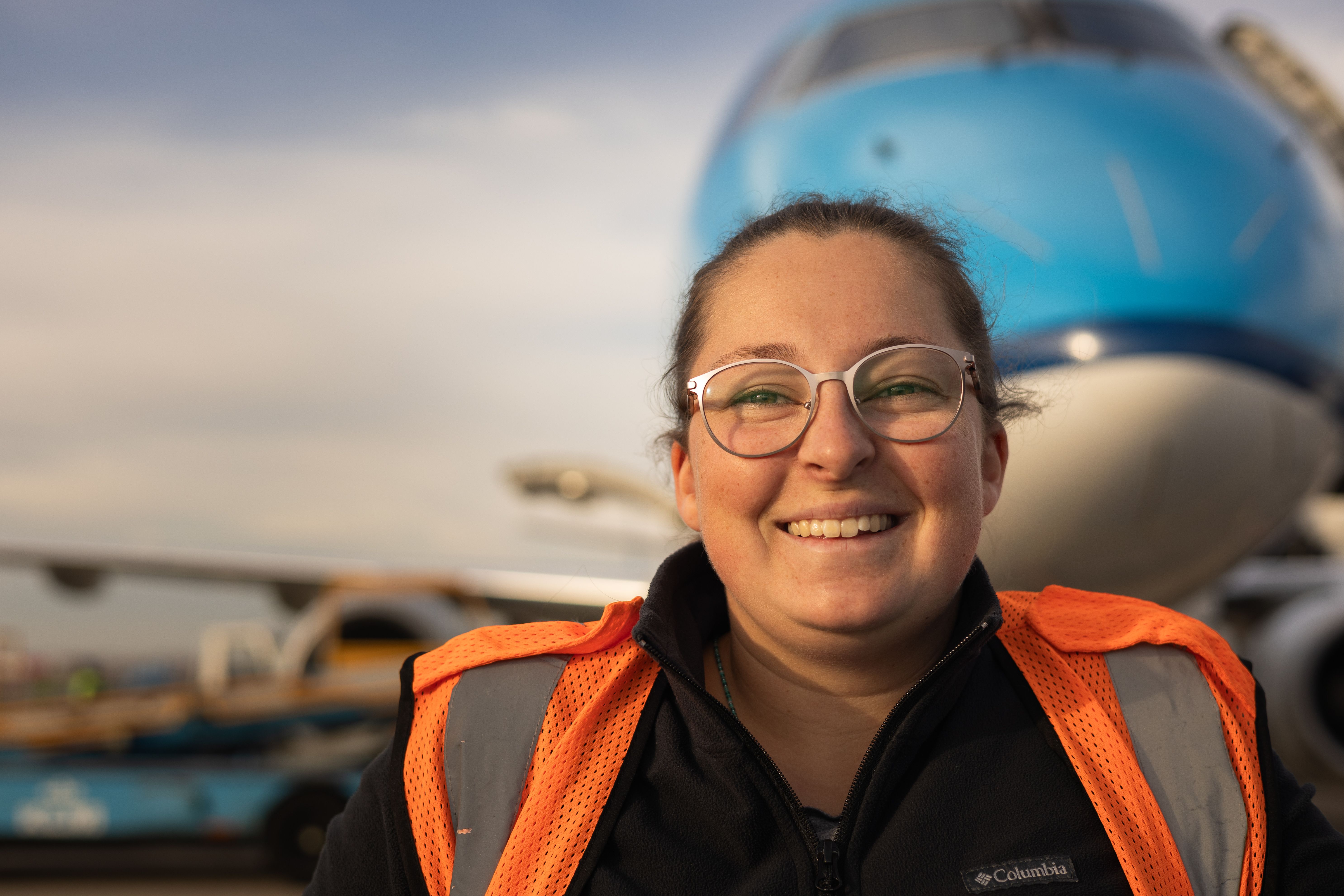 Vrouwelijk lid van het grondpersoneel poseert voor een E2.