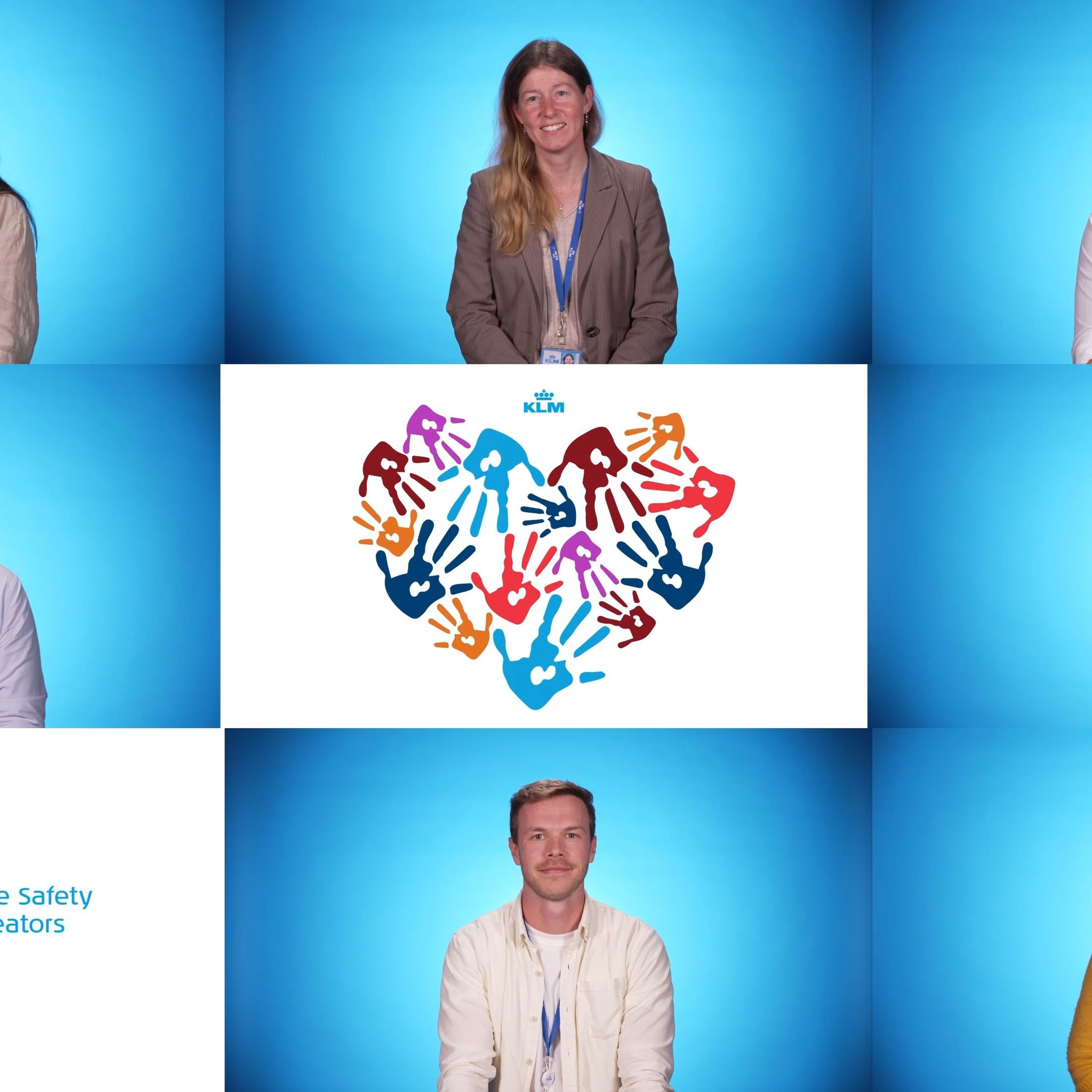 Meerdere mensen voor een blauwe muur met een logo van connecting colors in het midden