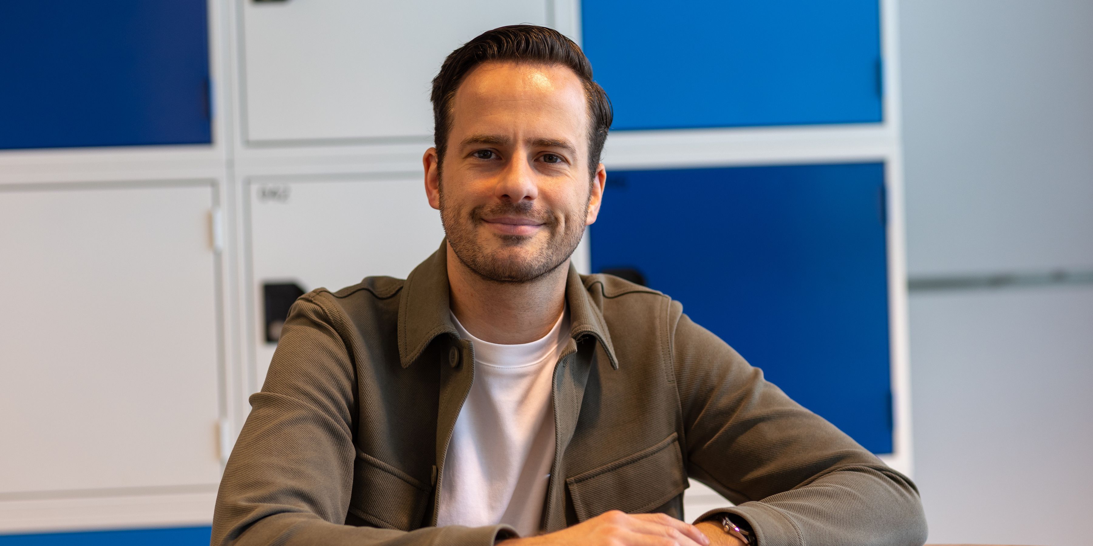 KLM collega seated at a table
