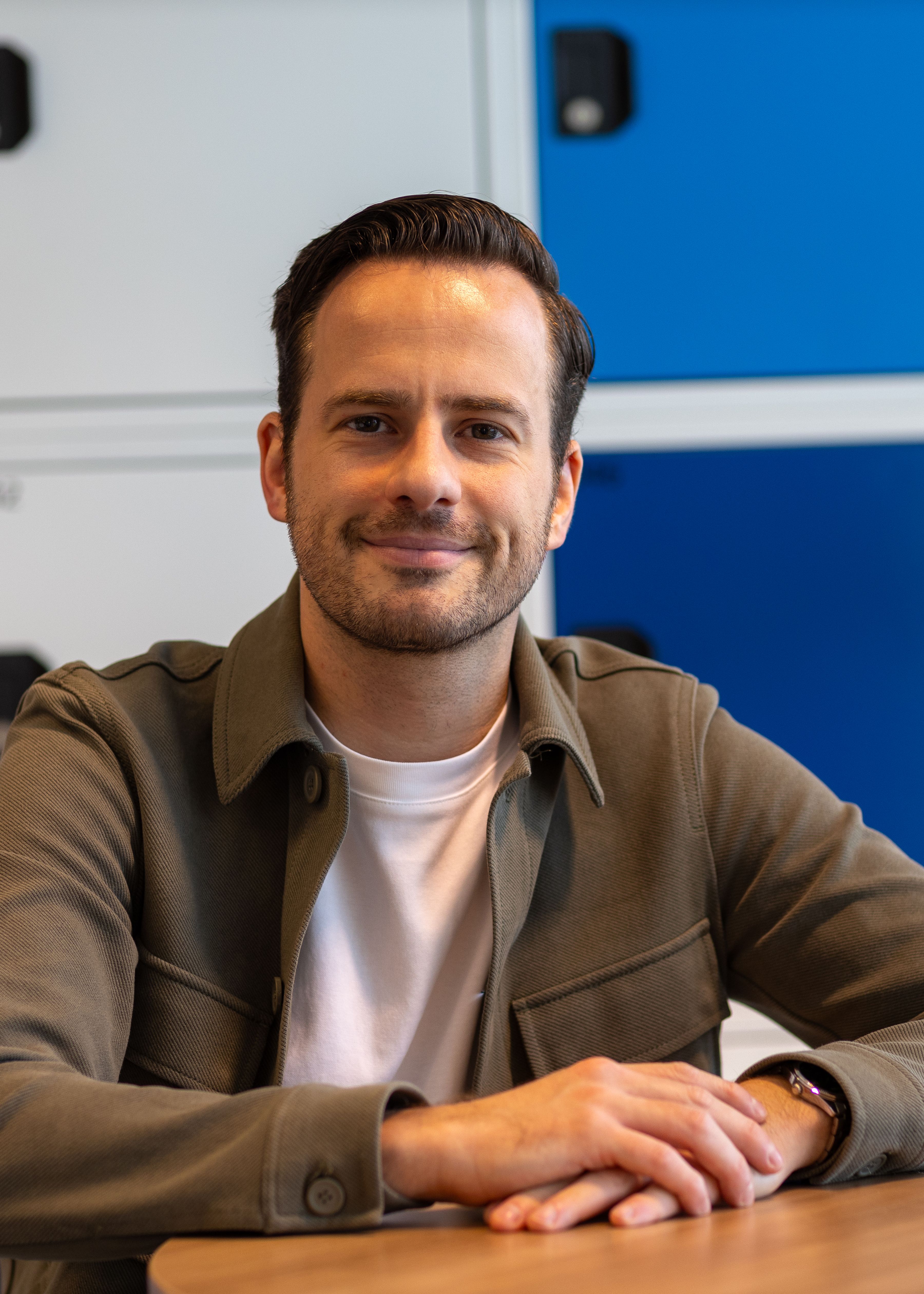 KLM collega seated at a table