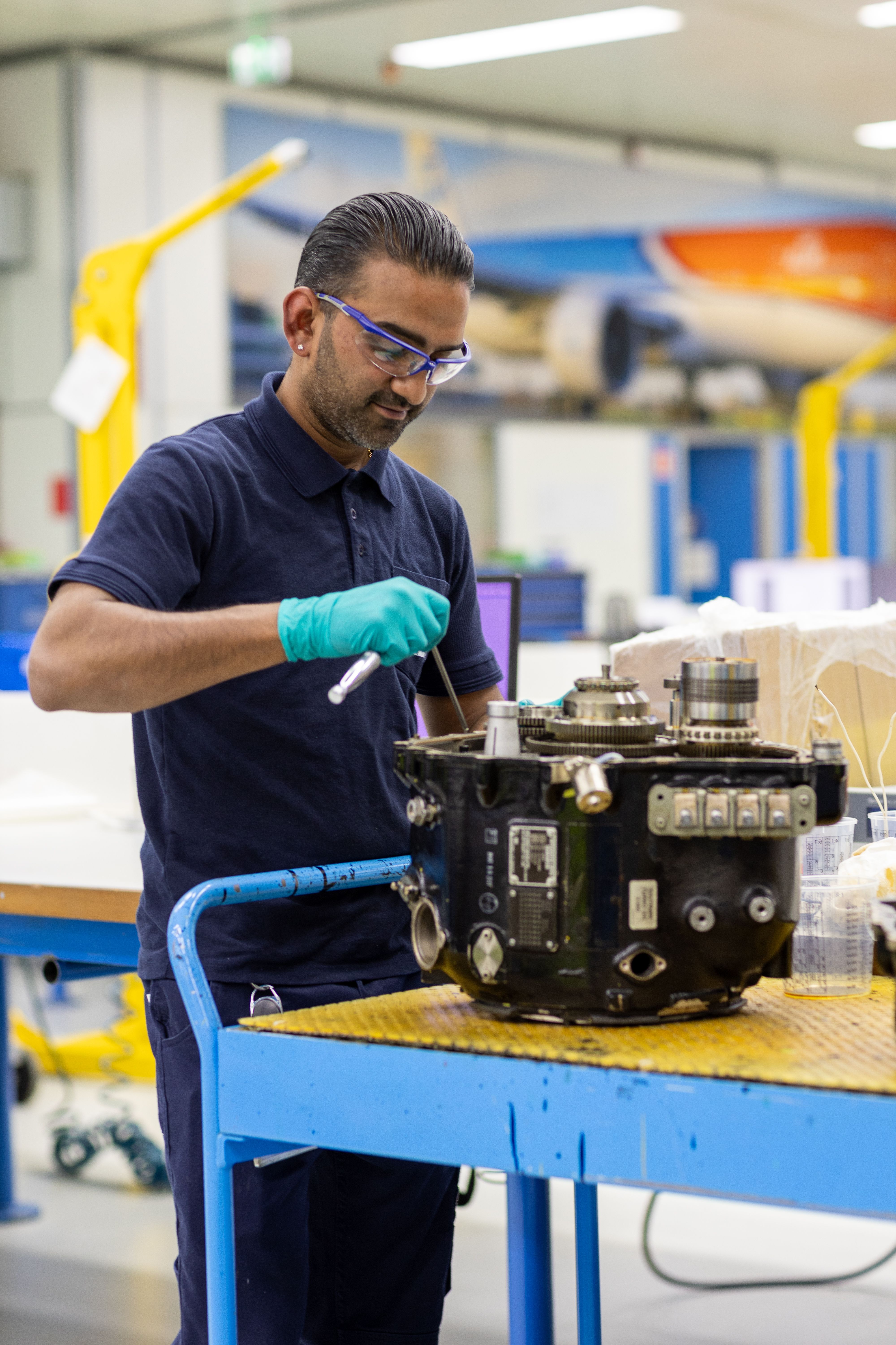 Mechanic sleutelt aan een onderdeel