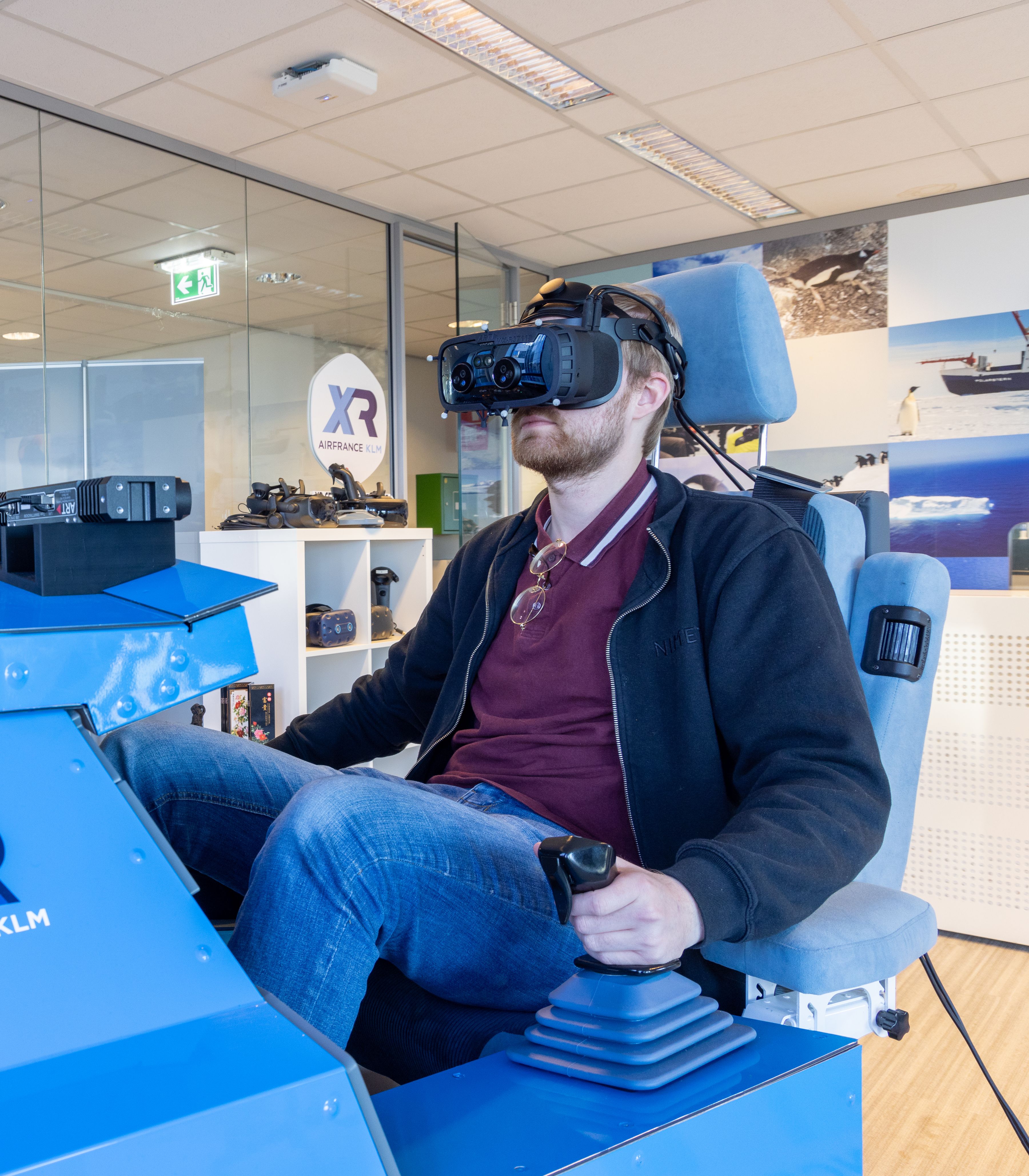 KLM colleague with VR headset