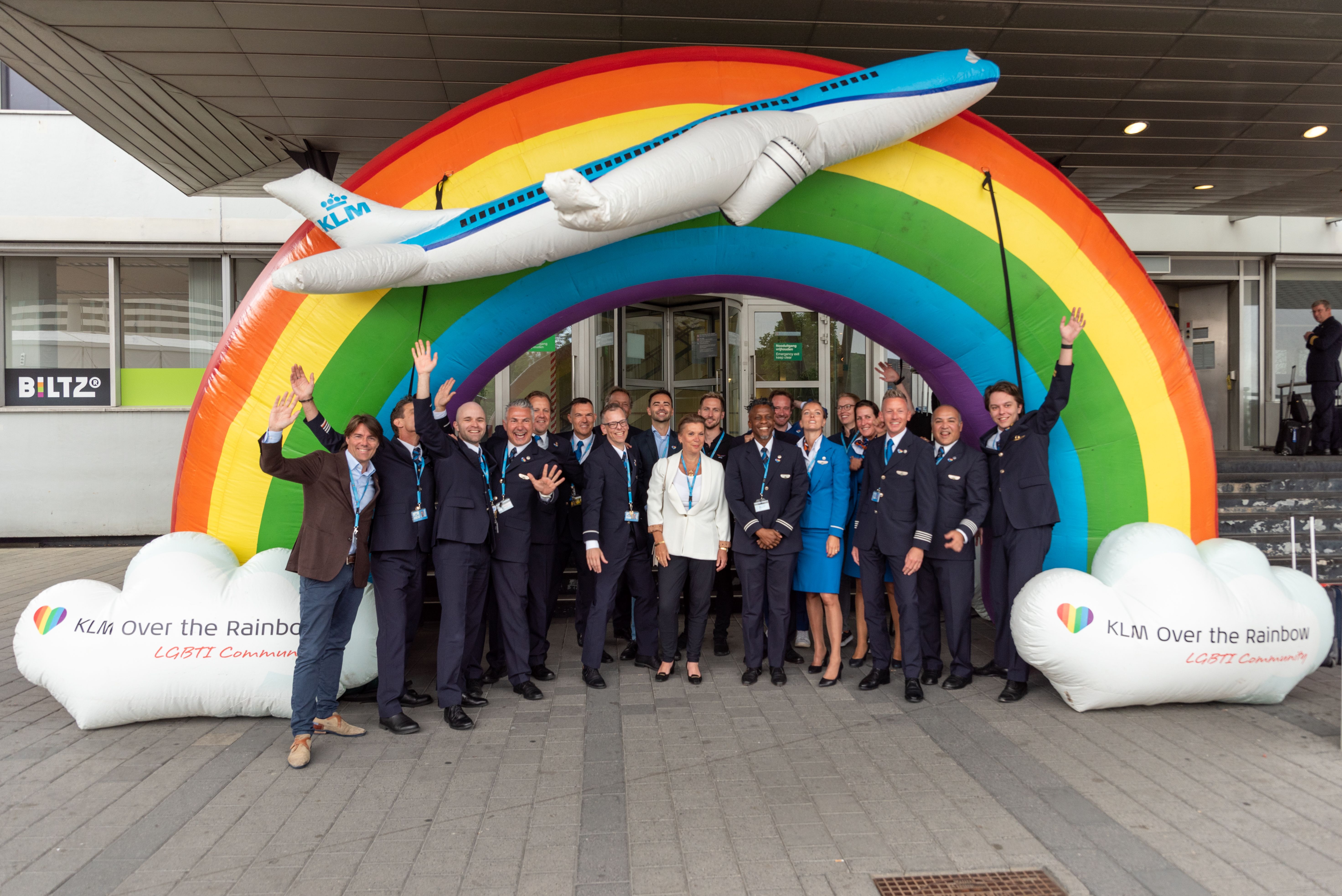 Mensen onder een regenboog