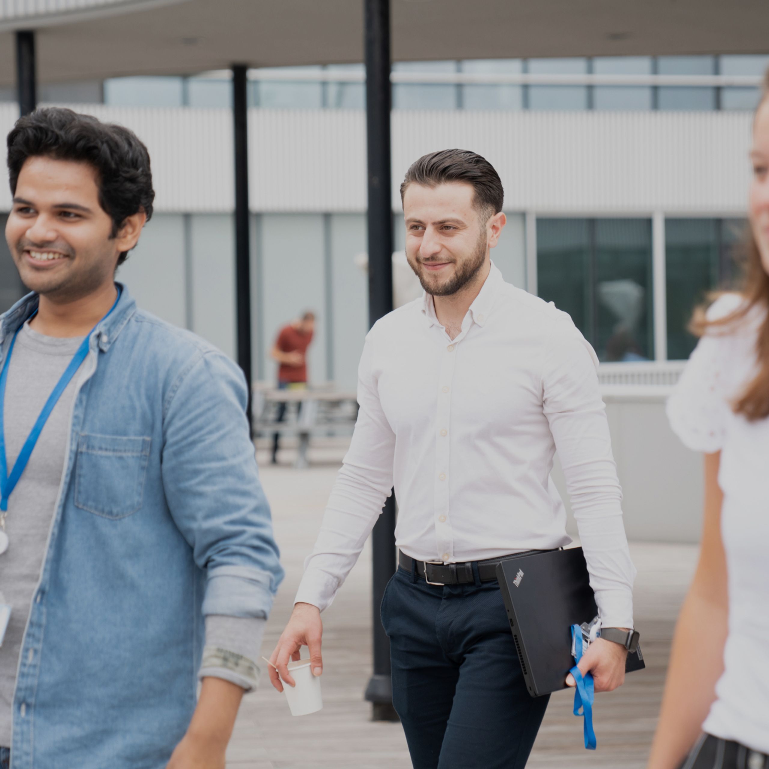 KLM-collega’s lopen met hun laptops in de hand