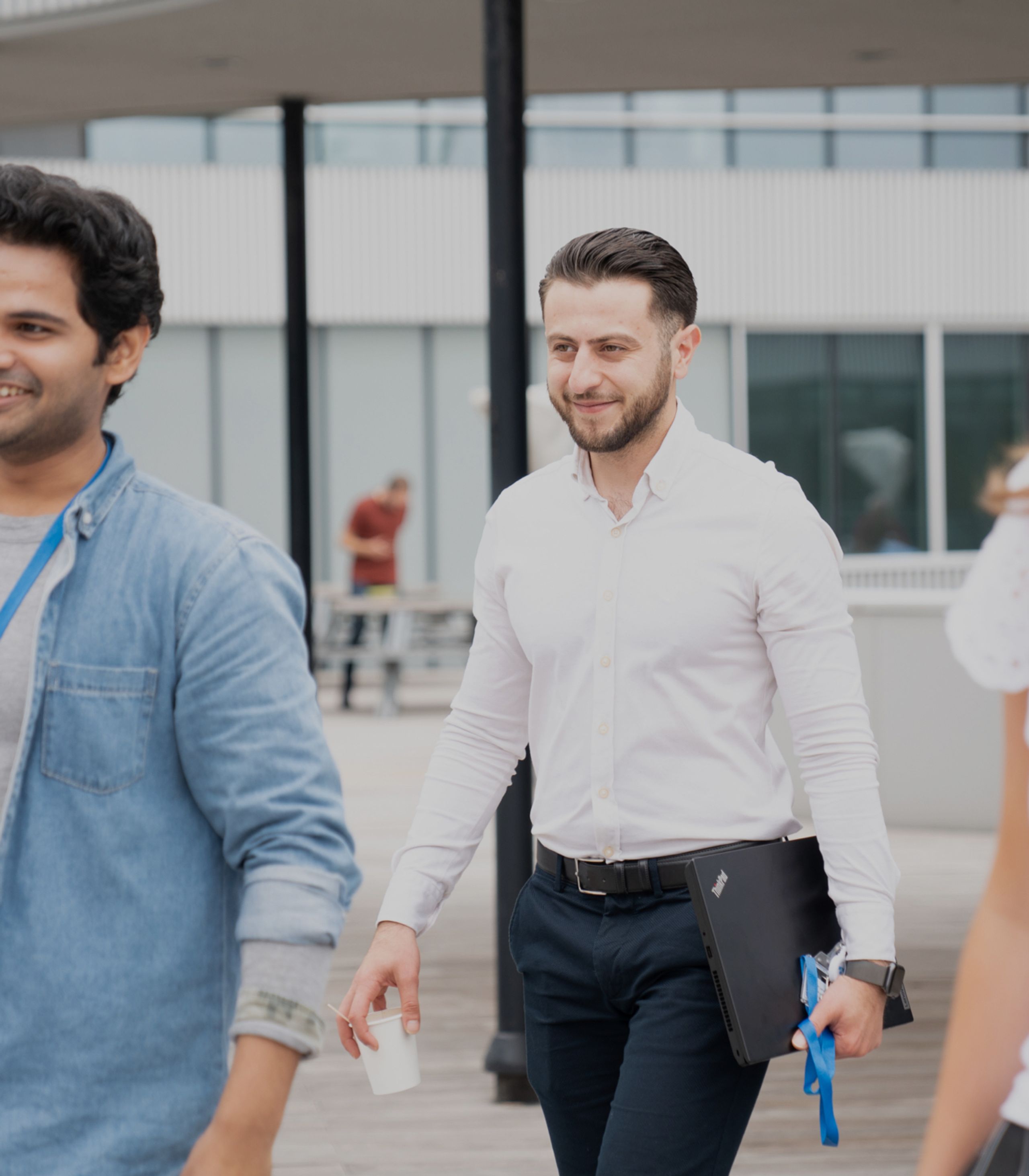 KLM-collega’s lopen met hun laptops in de hand