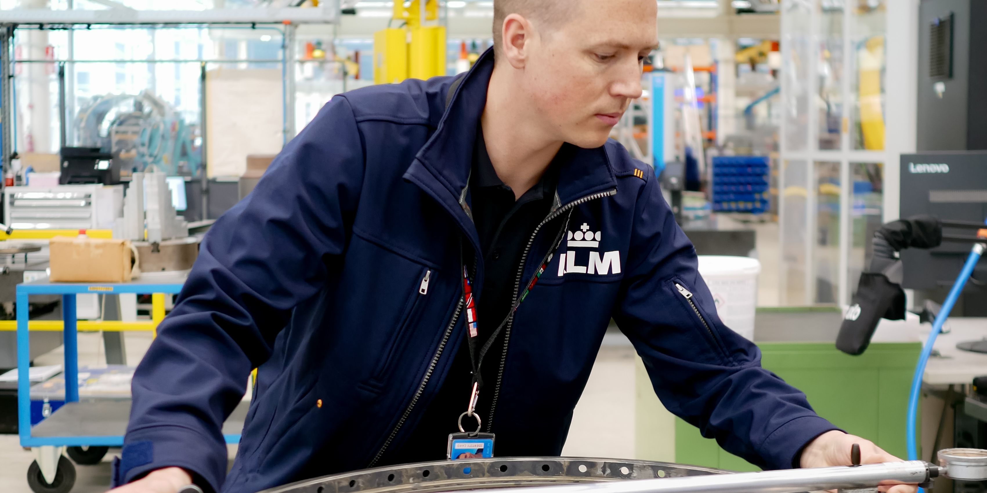 KLM collega werkt aan een vliegtuig onderdeel