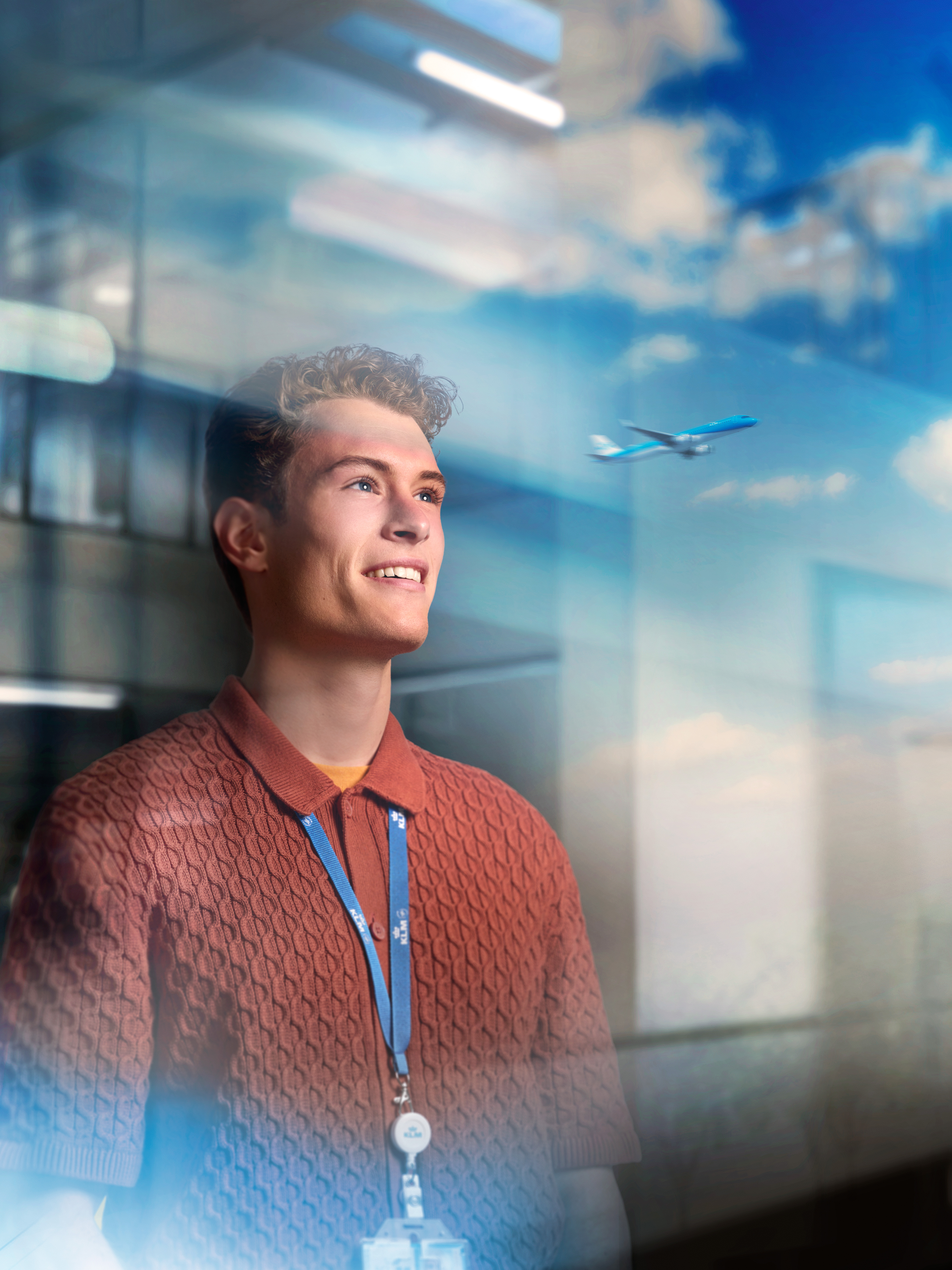 KLM stagiair kijkt uit het raam