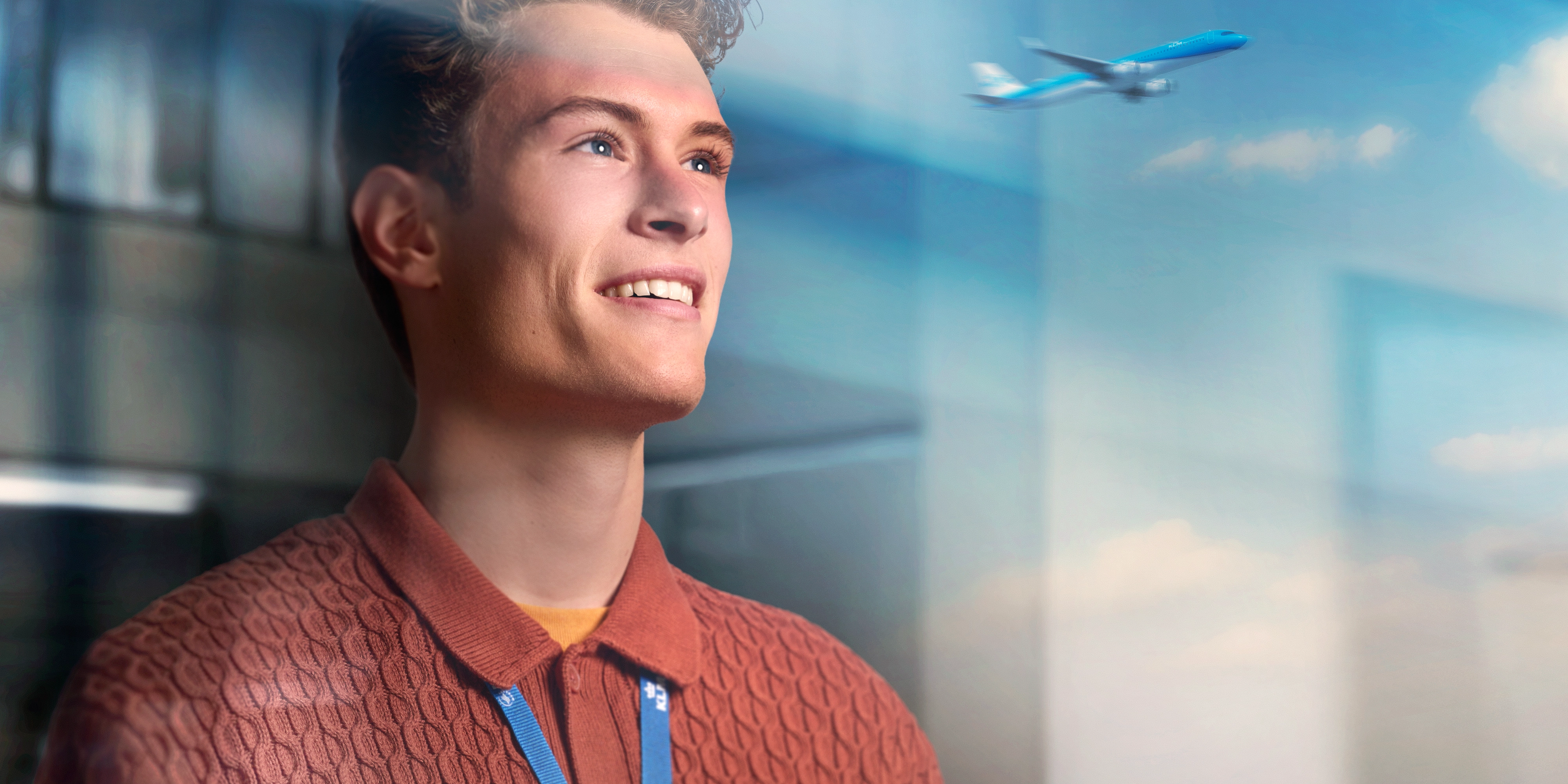 KLM stagiair kijkt uit het raam