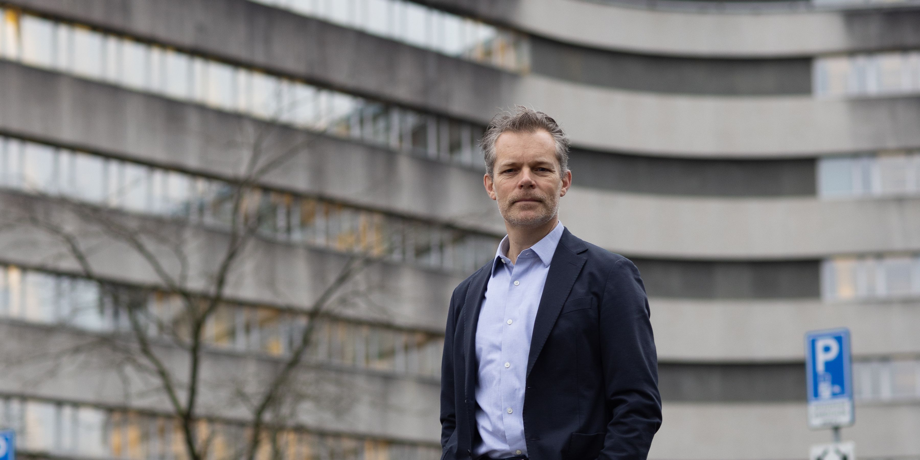 KLM collega voor het KLM hoofdkantoor