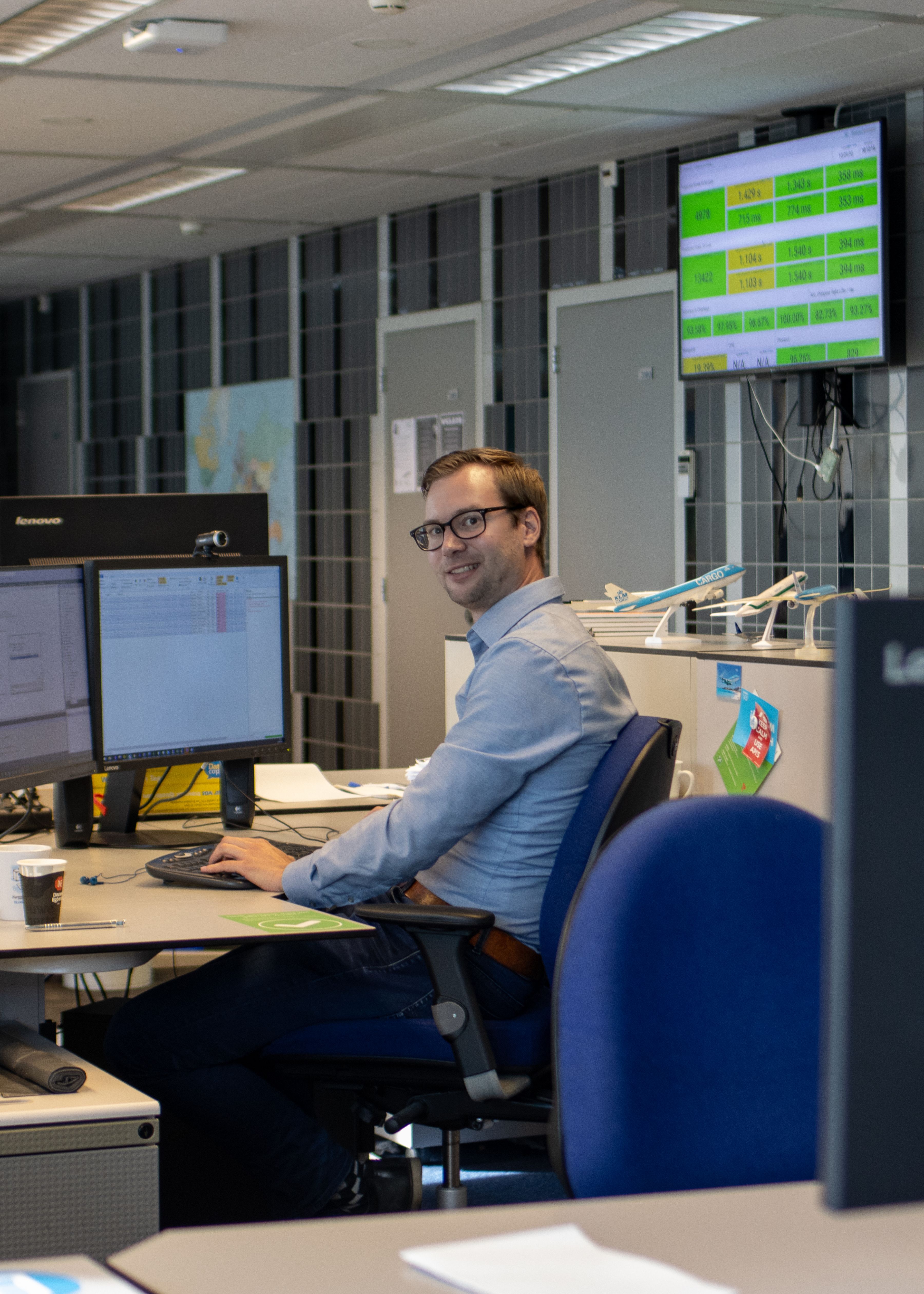 KLM collega achter zijn bureau