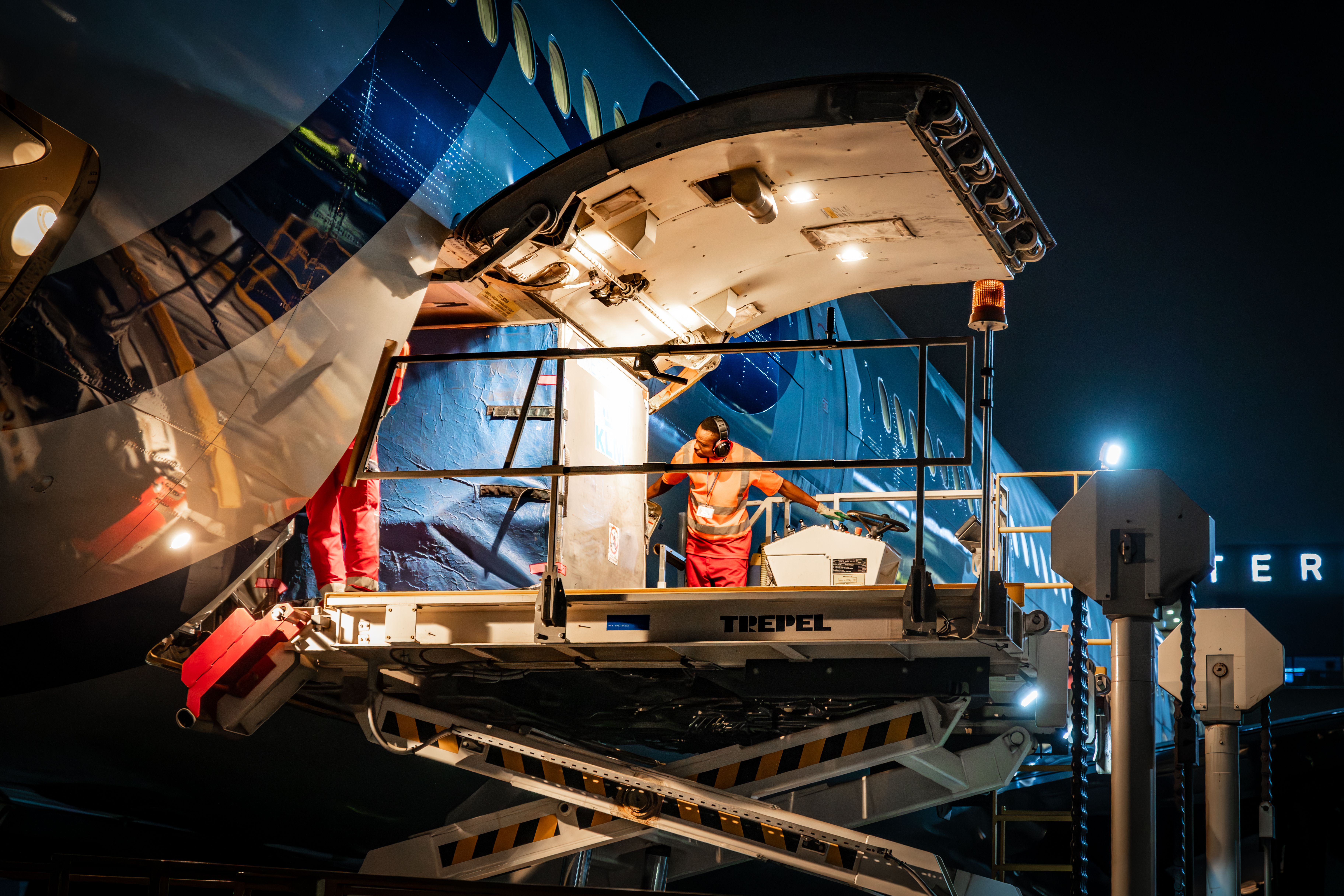 Vracht gaat aan boord van een 747 gedurende de avond-dienst