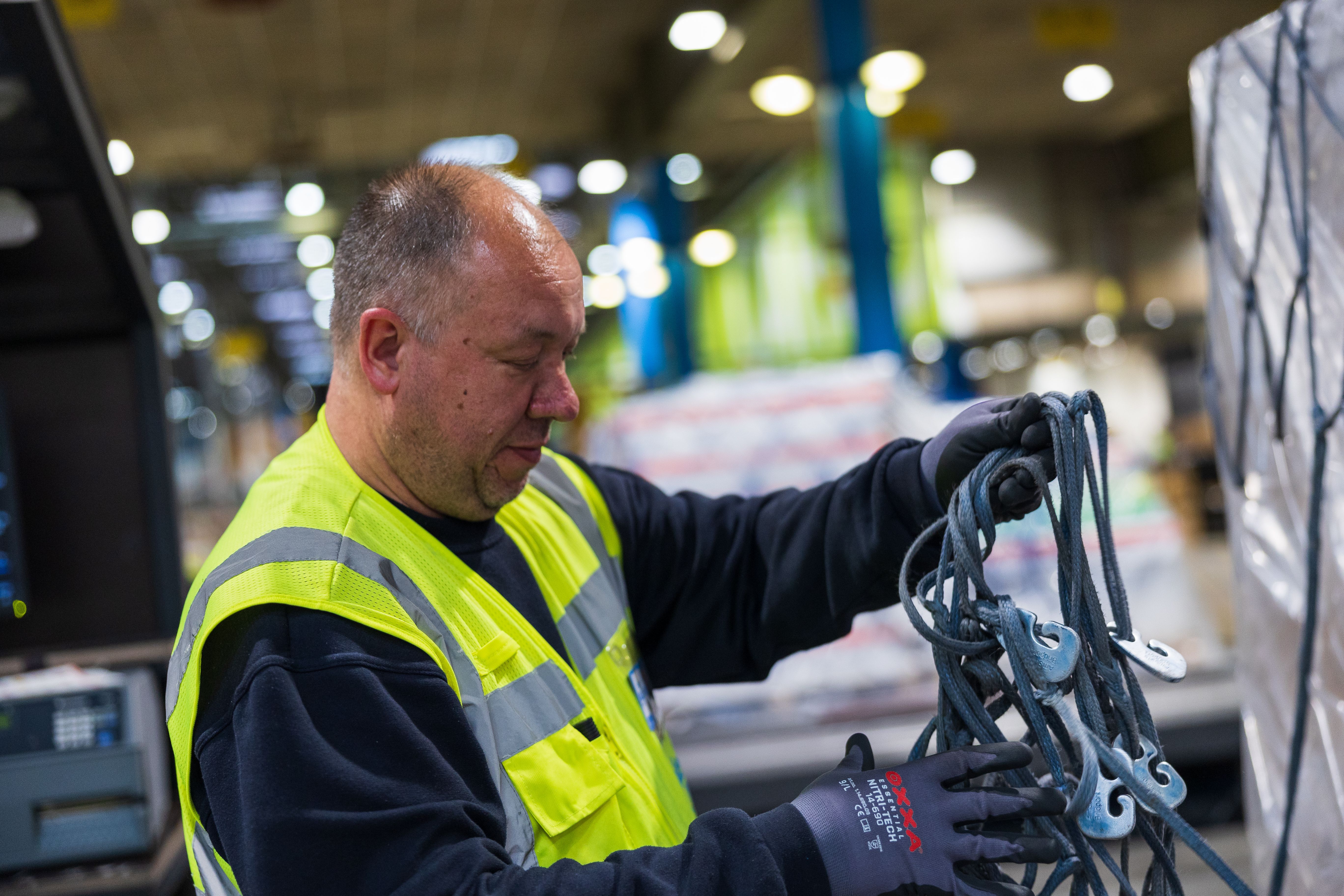 Medewerker maakt vracht klaar voor verzending