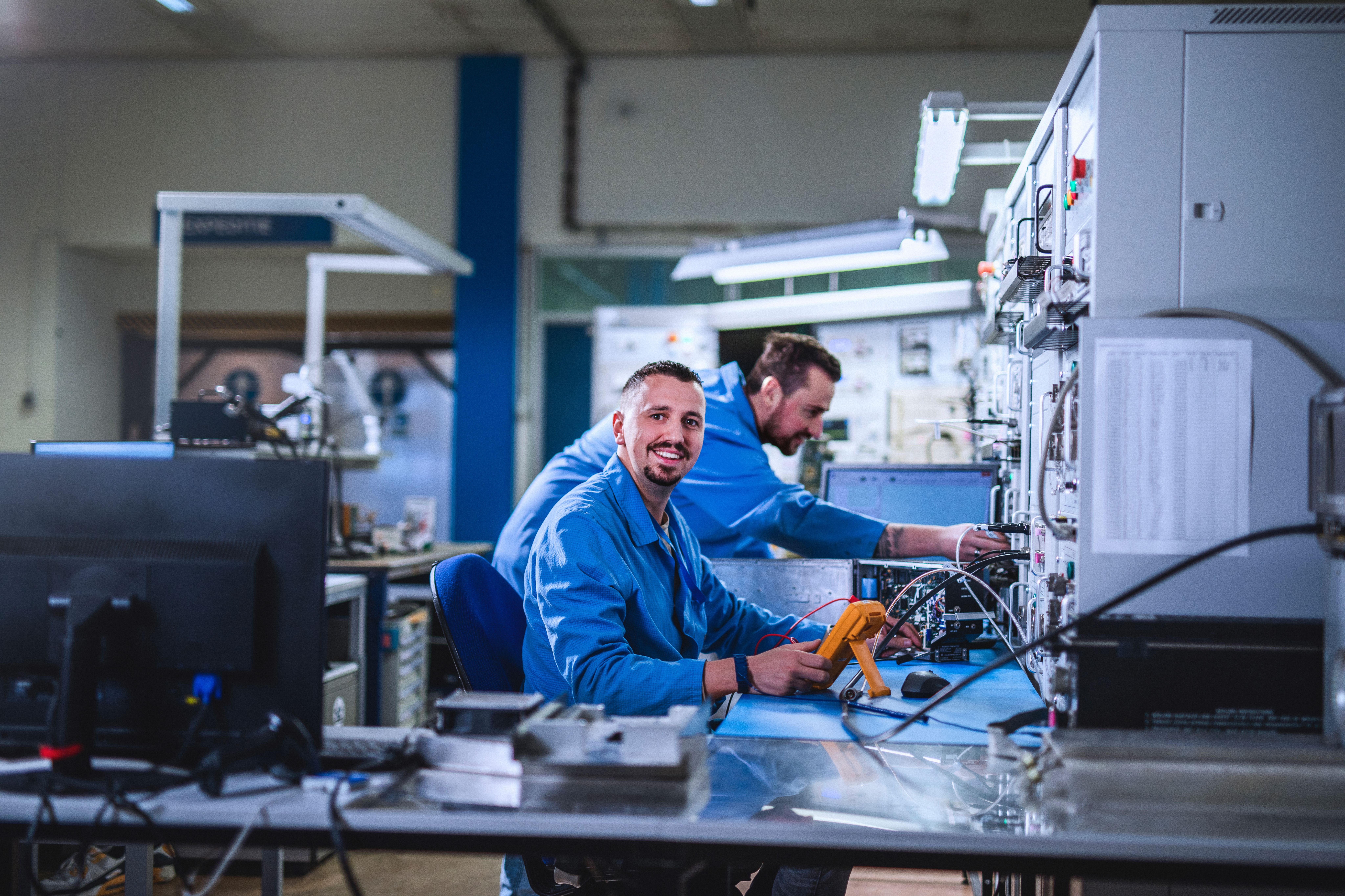 E&M collega werkt aan elektronica