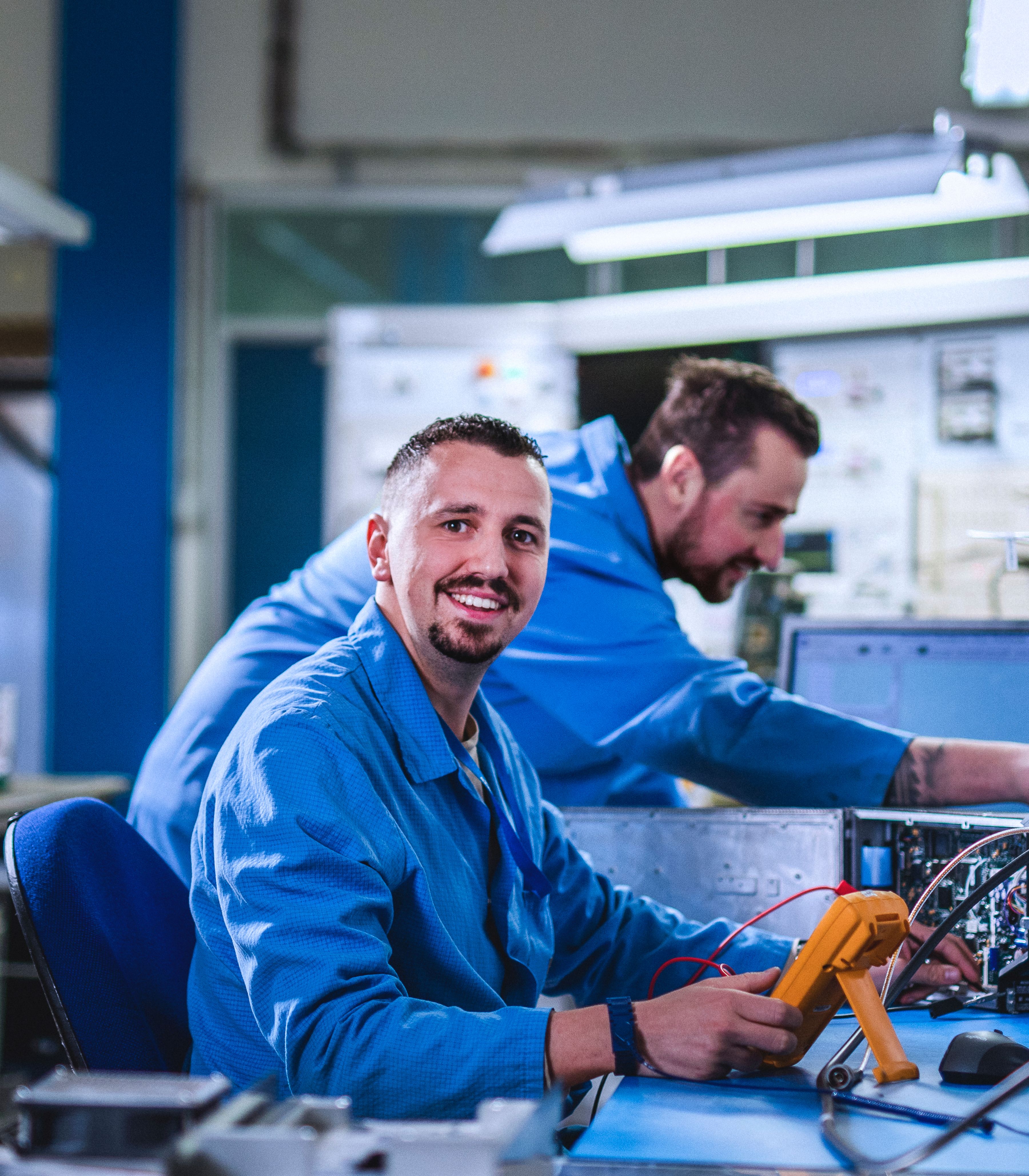 E&M collega werkt aan elektronica