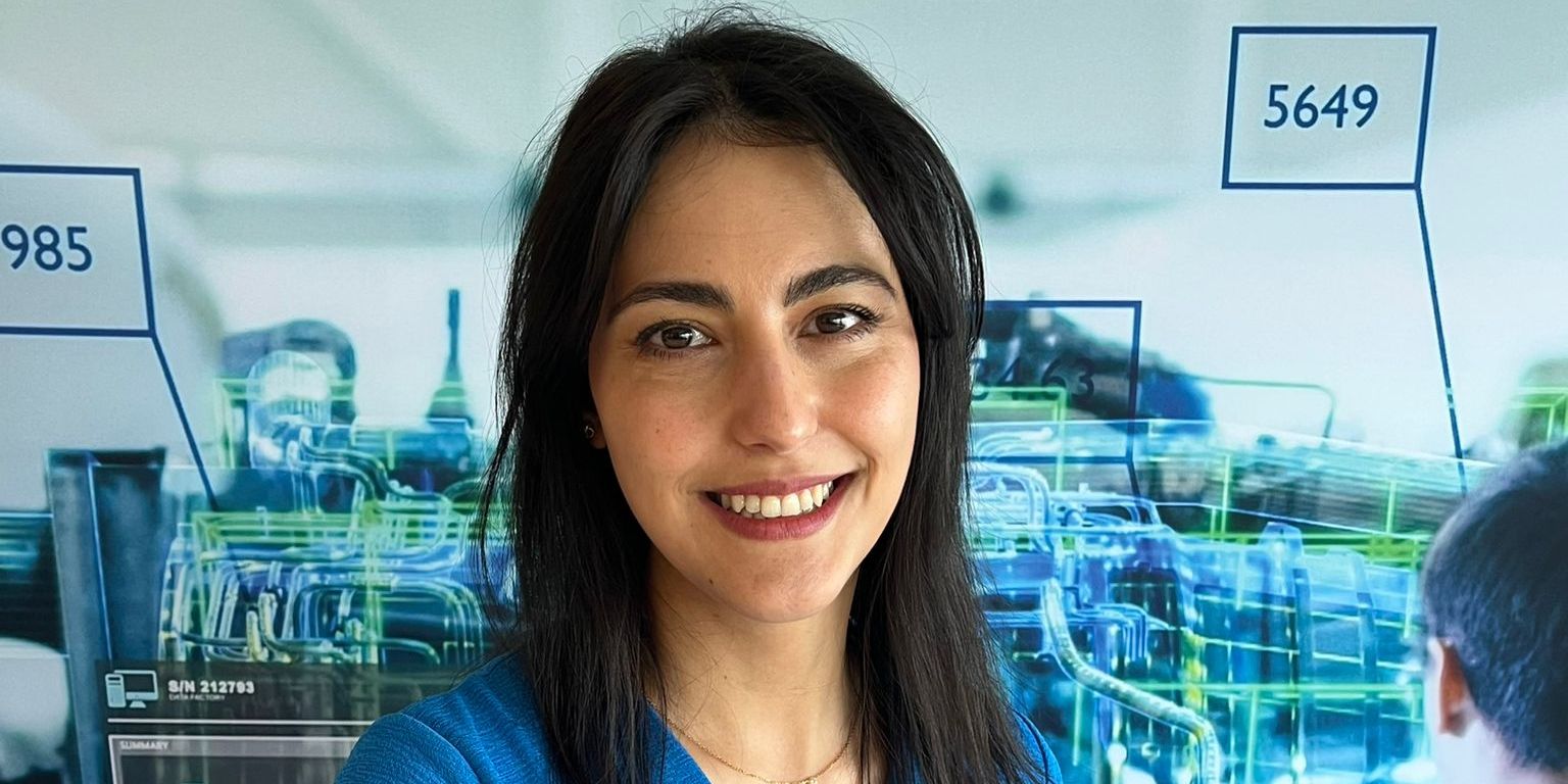 KLM colleague posing in the office