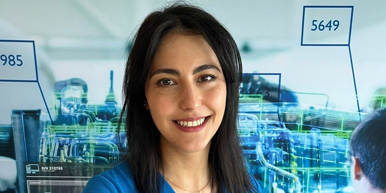KLM collega poseert op kantoor