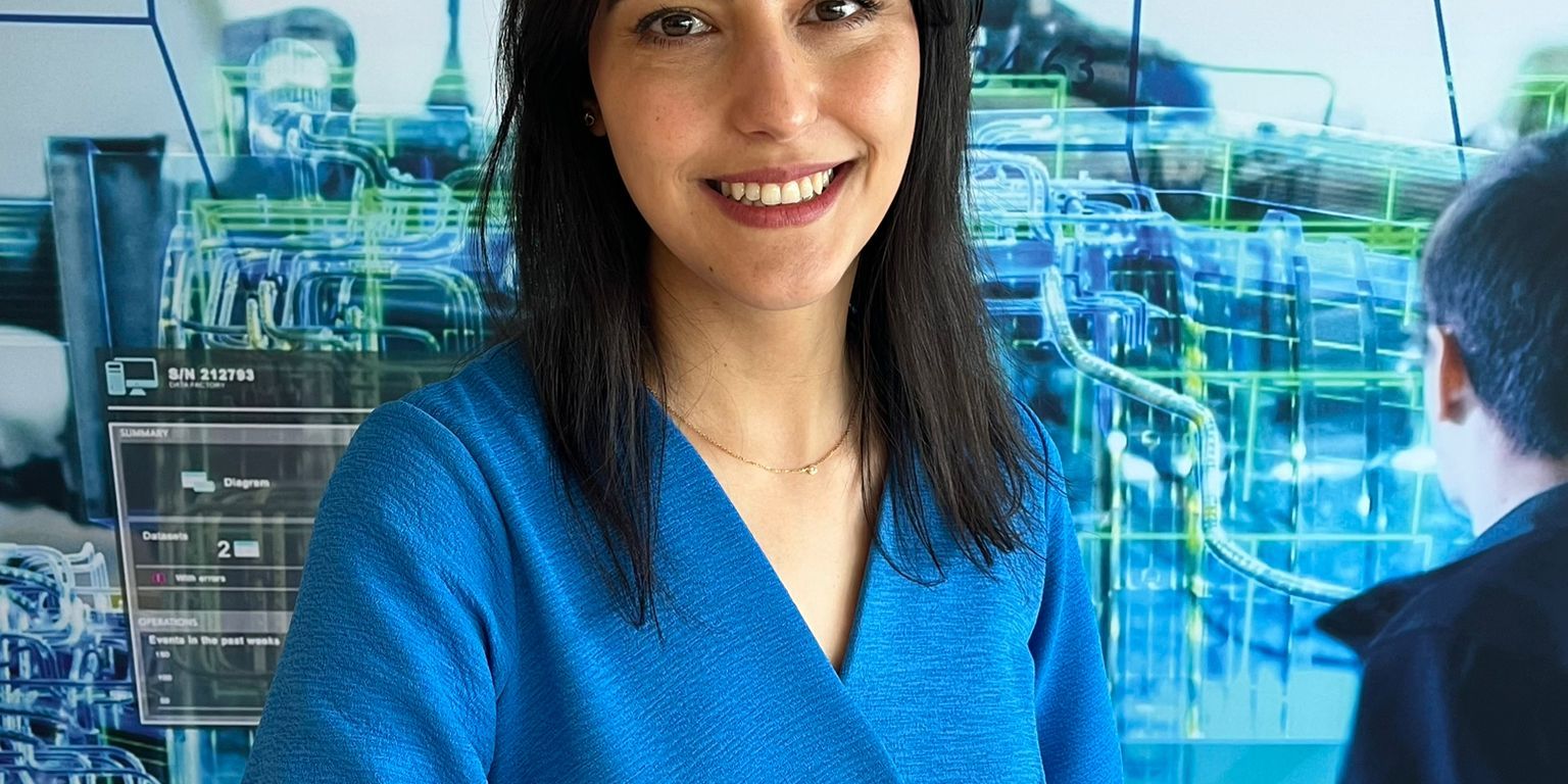 KLM collega poseert op kantoor