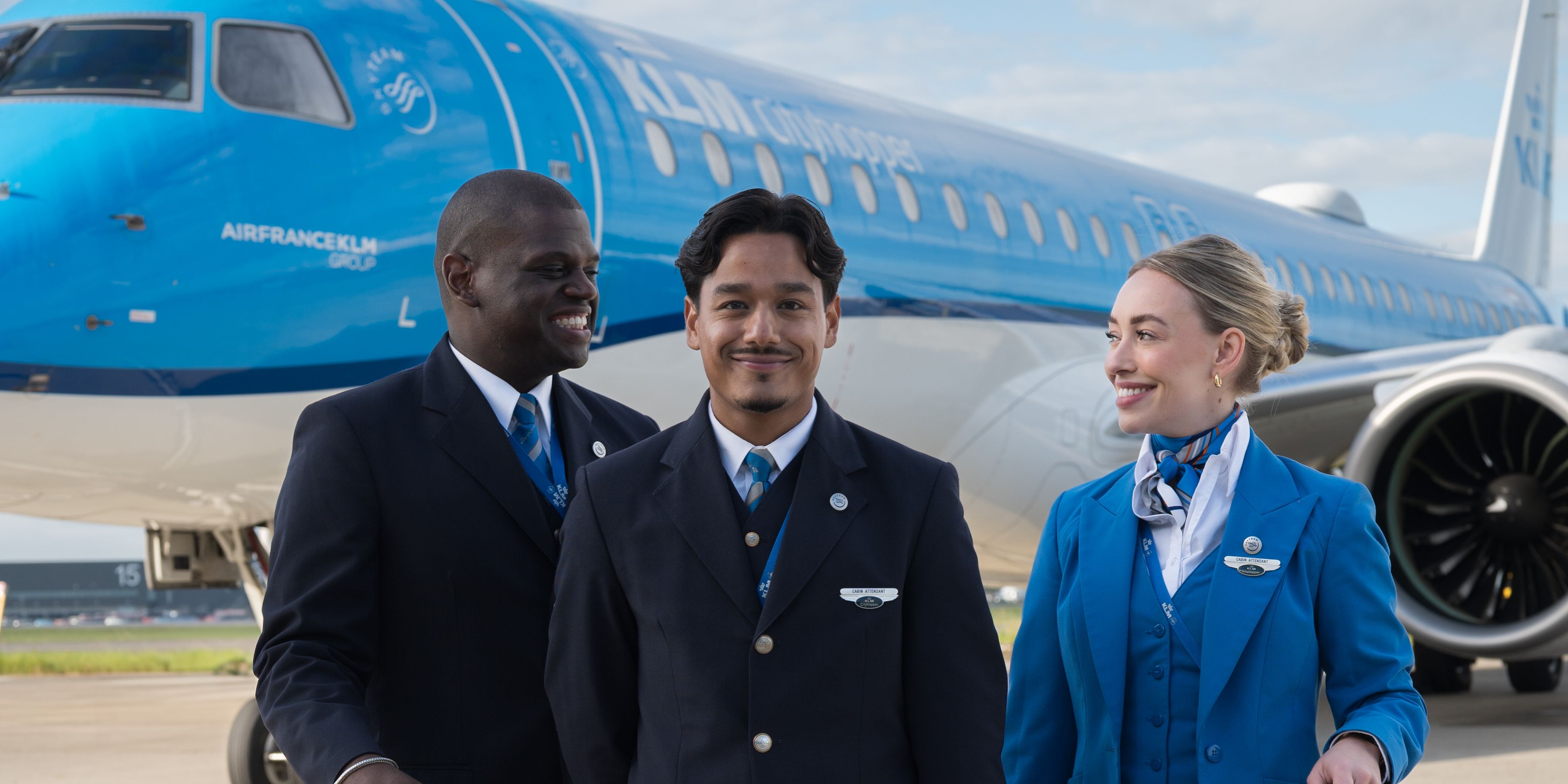KLM Cityhopper crew poseert voor een KLC vliegtuig