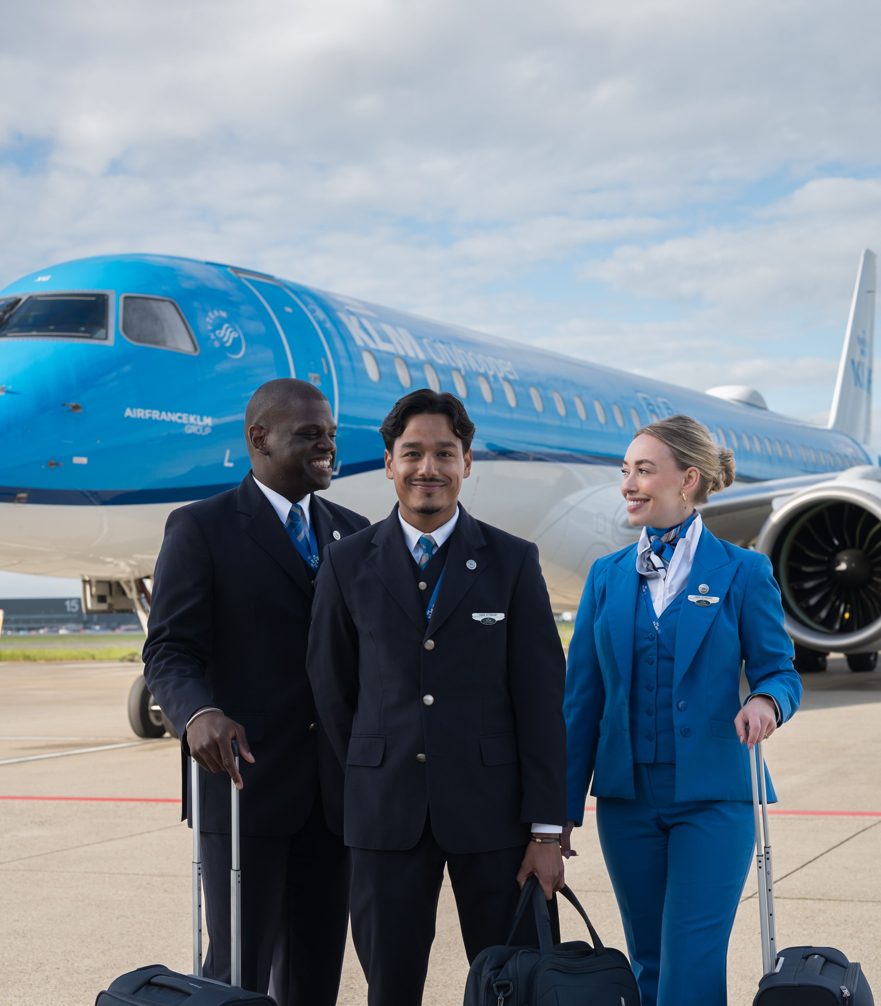 KLM Cityhopper crew poseert voor een KLC vliegtuig